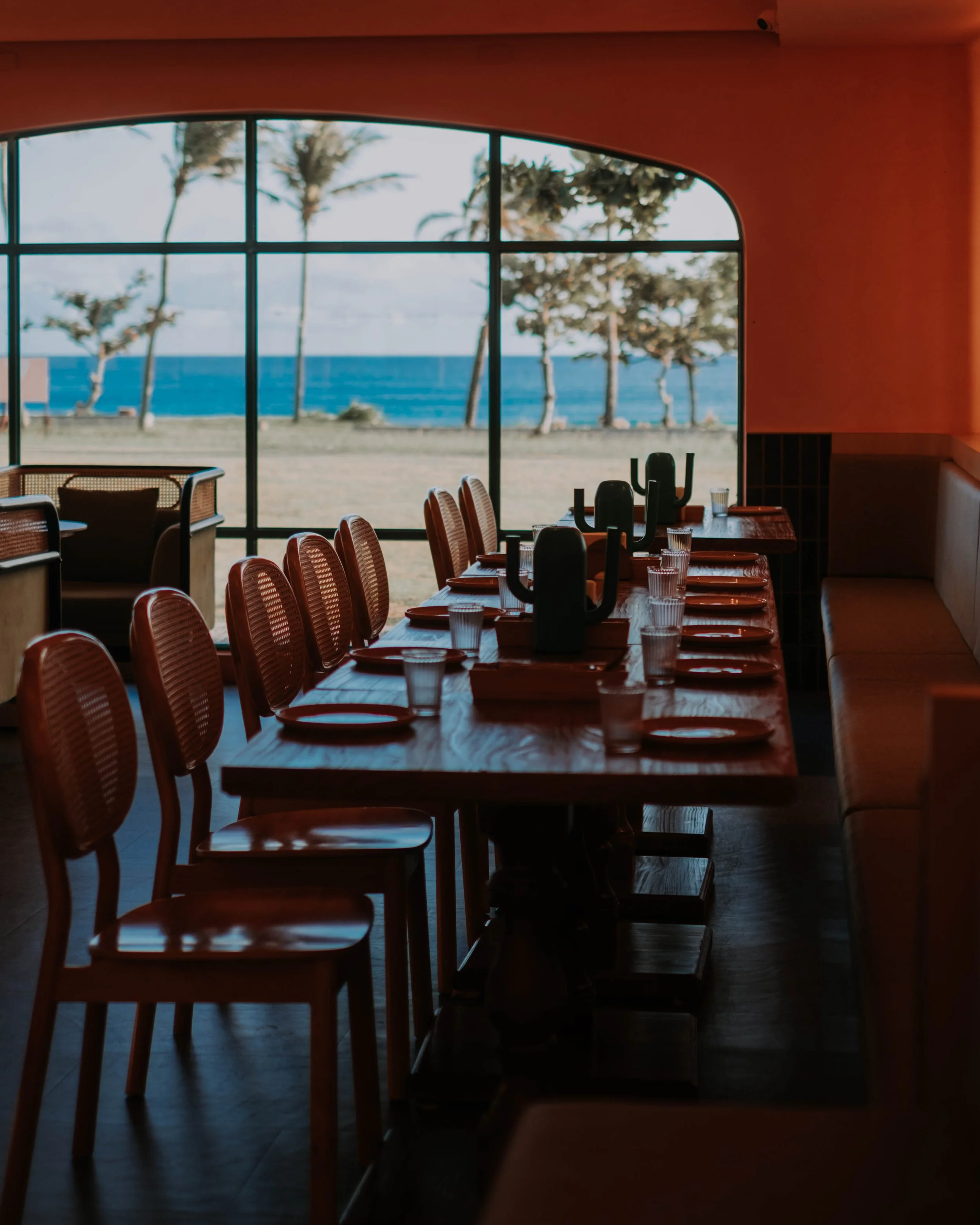商業攝影｜拱形窗框海景餐廳內部，木質桌椅用餐空間室內設計攝影