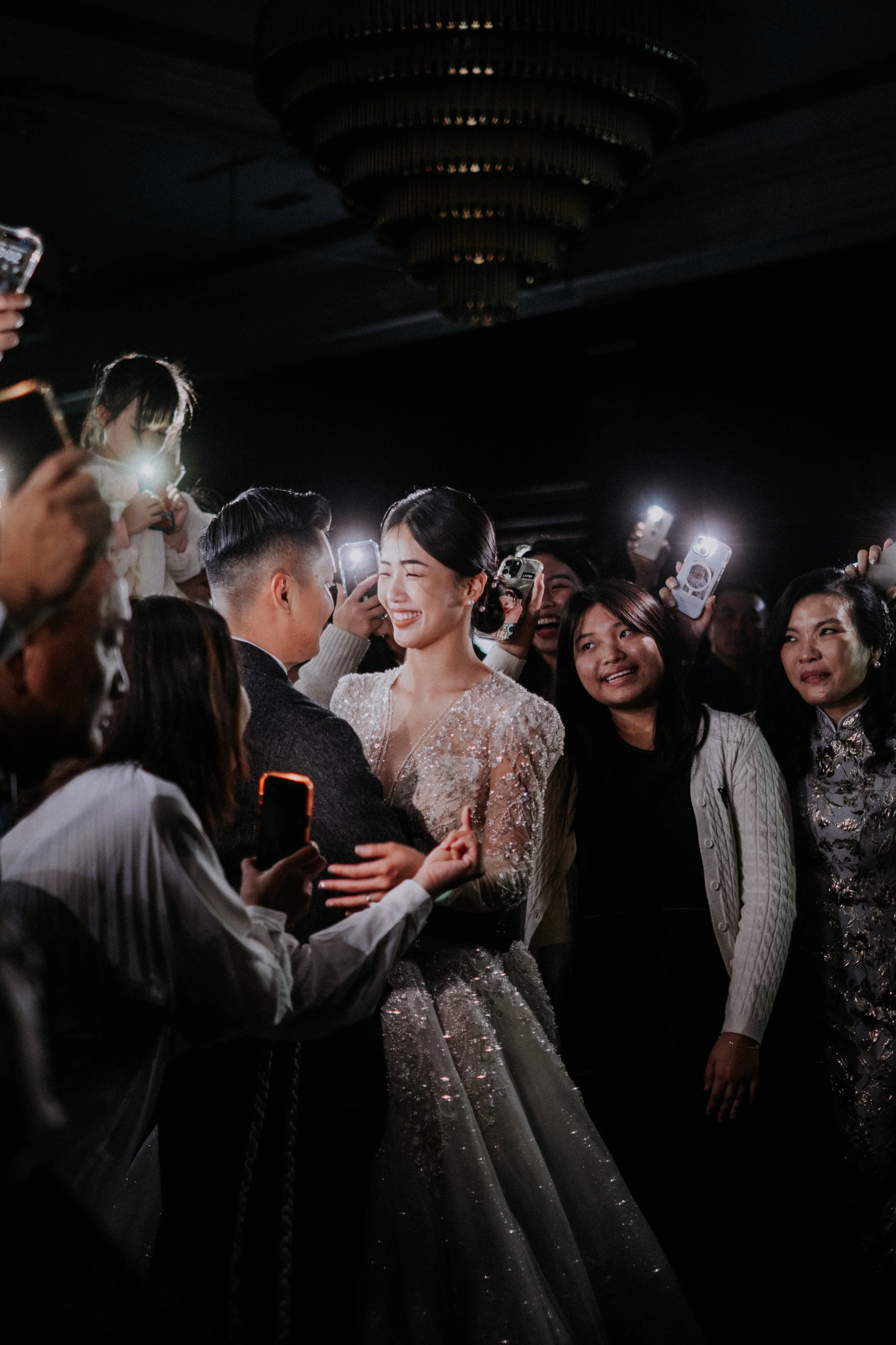 婚禮紀錄｜新人在賓客圍繞中交換誓言，夜晚儀式的感動氛圍