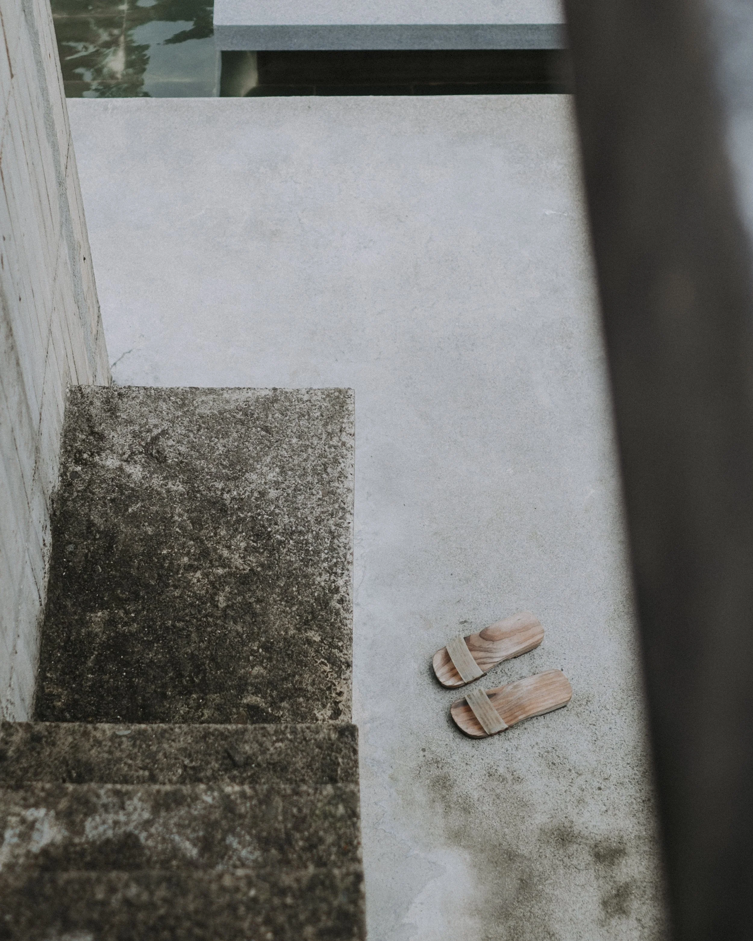 商業攝影｜俯視清水模石階與涼鞋，簡約建築空間細節攝影