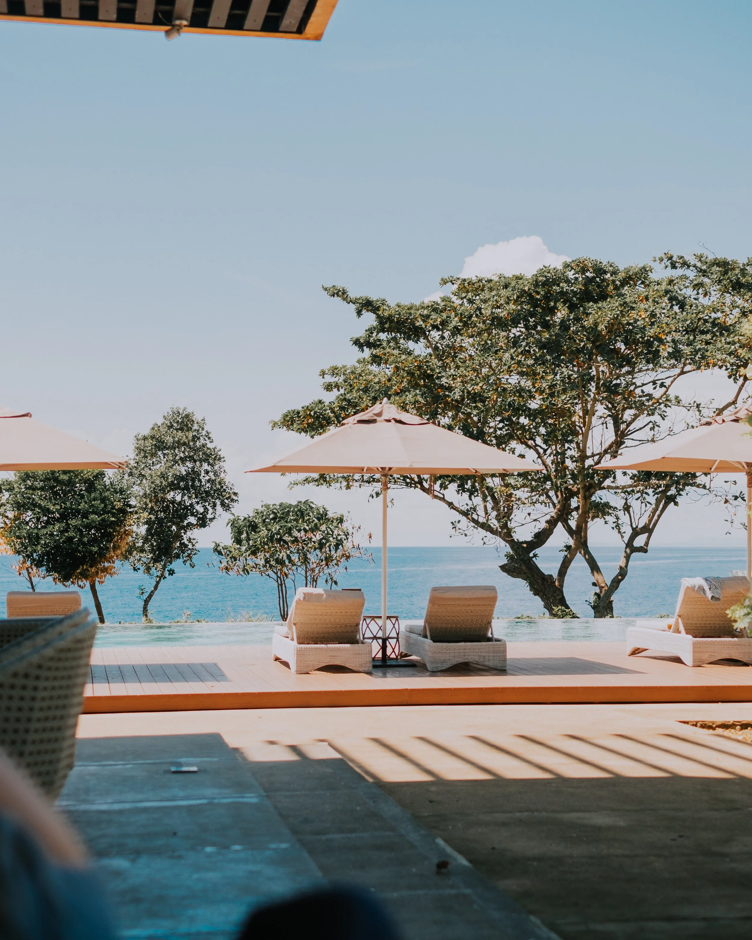 商業攝影｜海景度假飯店戶外泳池區，躺椅與遮陽傘空間環境攝影
