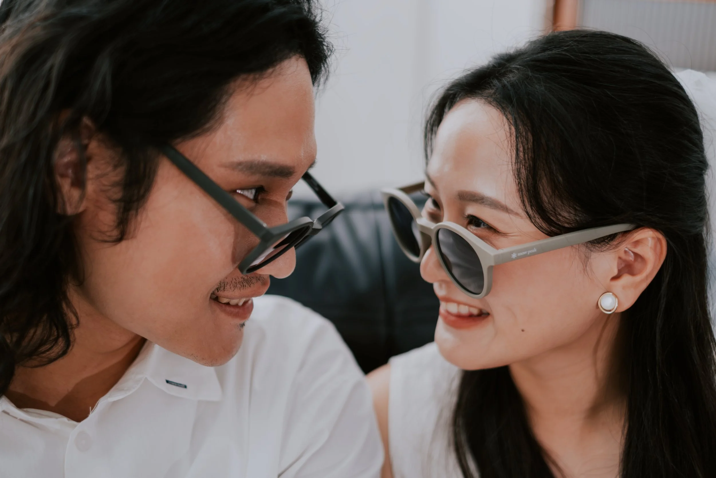 情侶寫真｜戴眼鏡的兩人額頭靠在一起微笑，親密又自然的近距離特寫