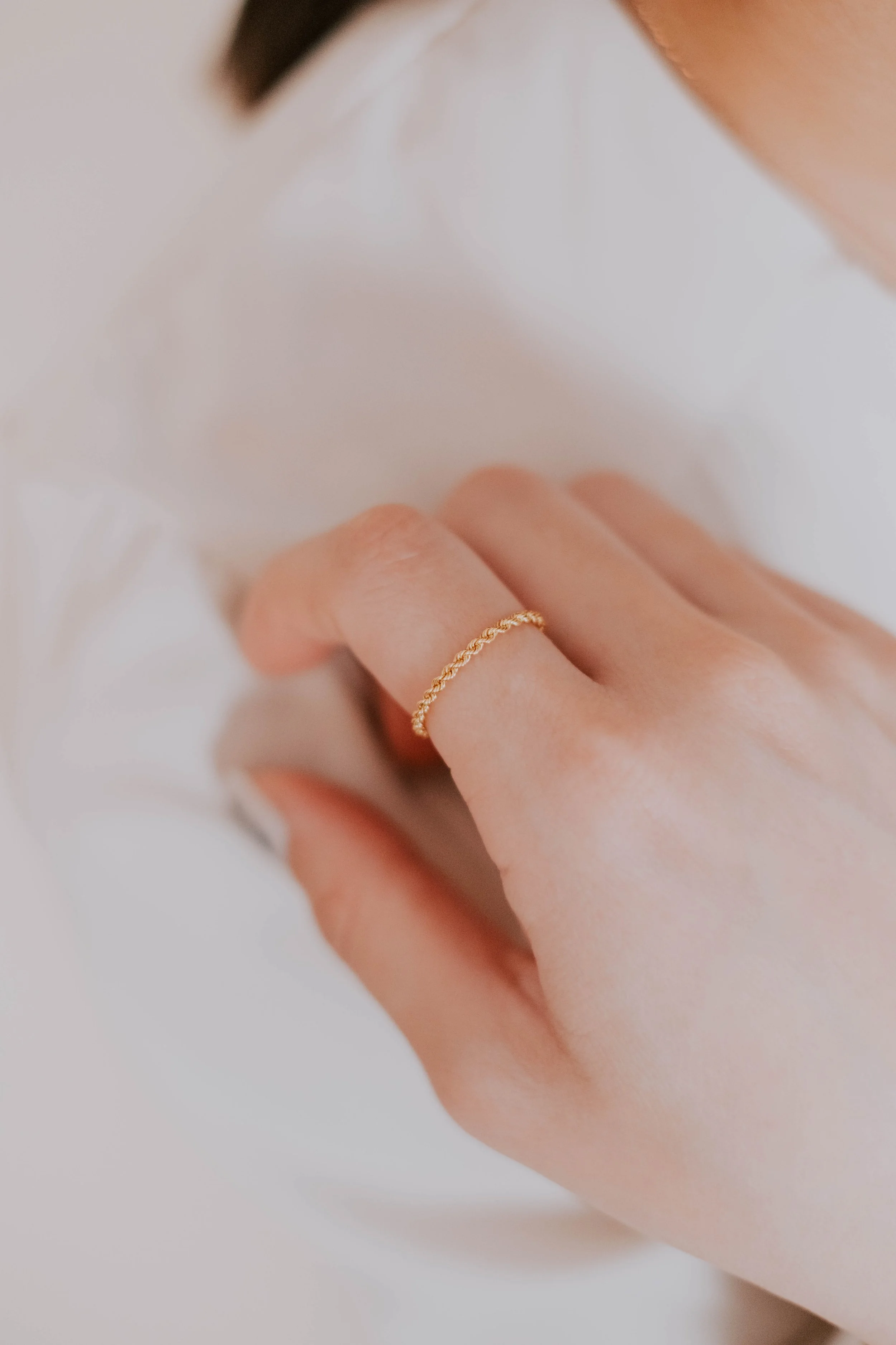 商業攝影｜女生手部特寫配戴精緻戒指，珠寶品牌形象細節拍攝