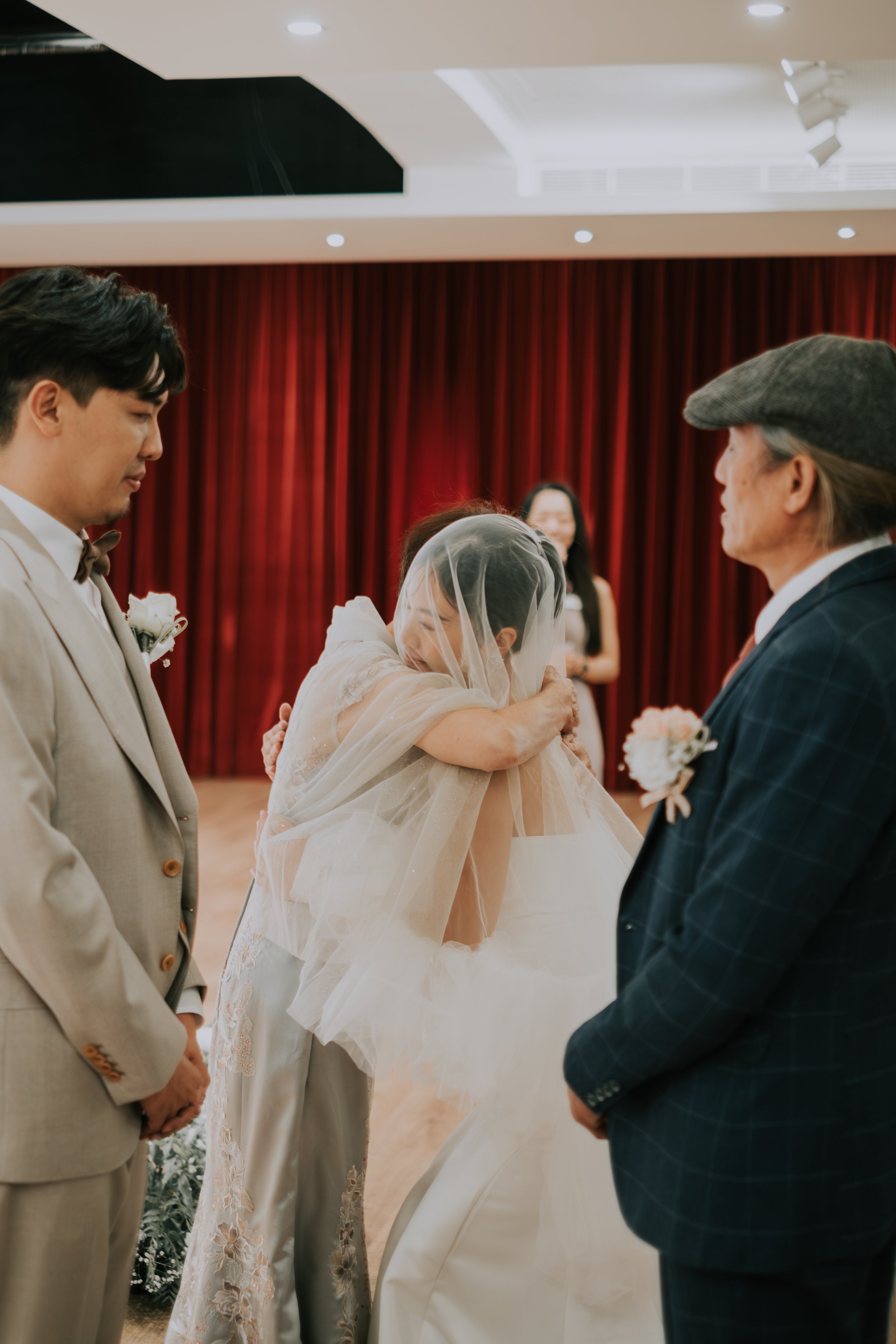 婚禮儀式｜紅色布幕前的交接時刻，父親將女兒交給新郎的感動場景