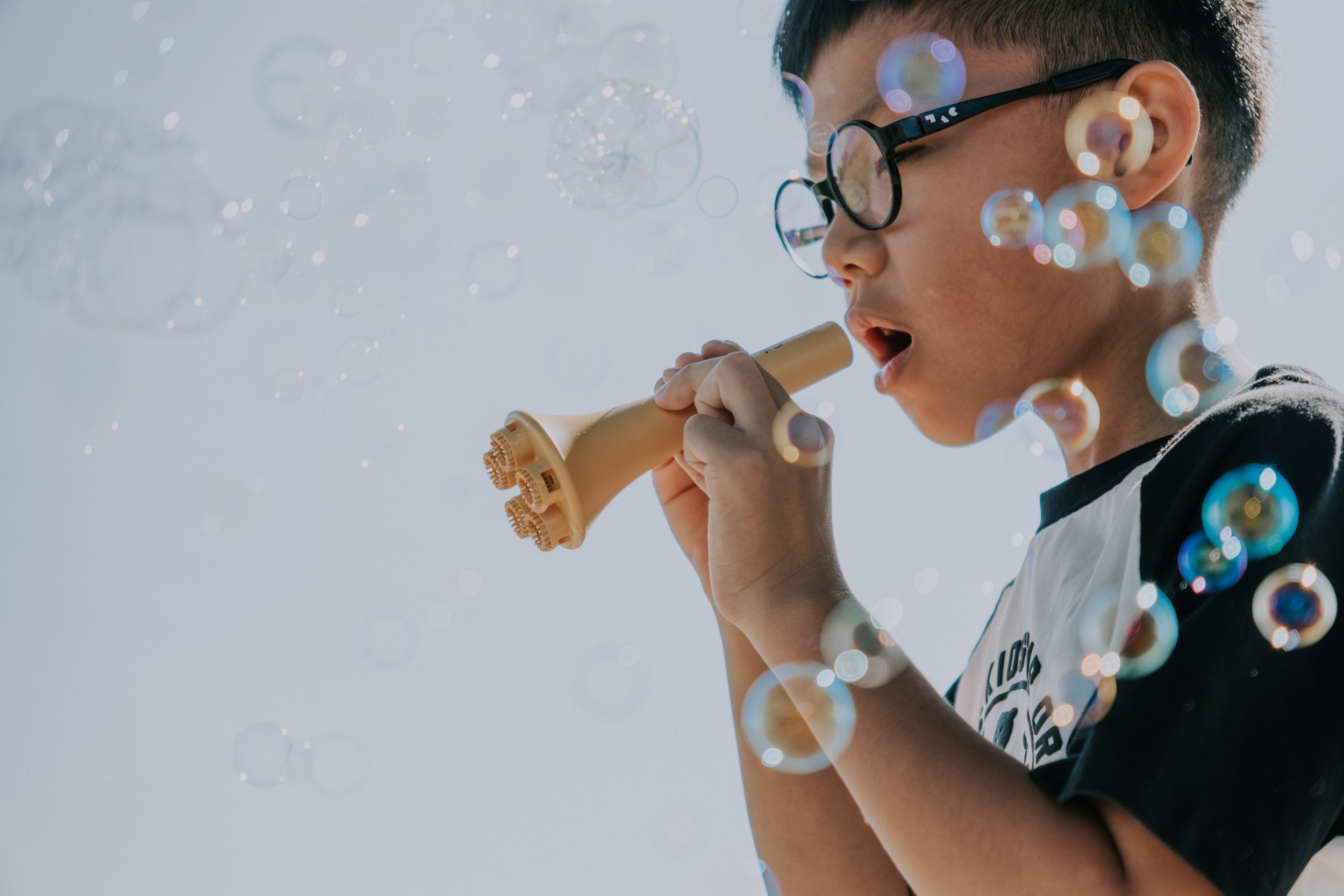 兒童人像攝影｜戴眼鏡小男孩吹泡泡，泡泡漫天飛舞的歡樂童年生活寫真