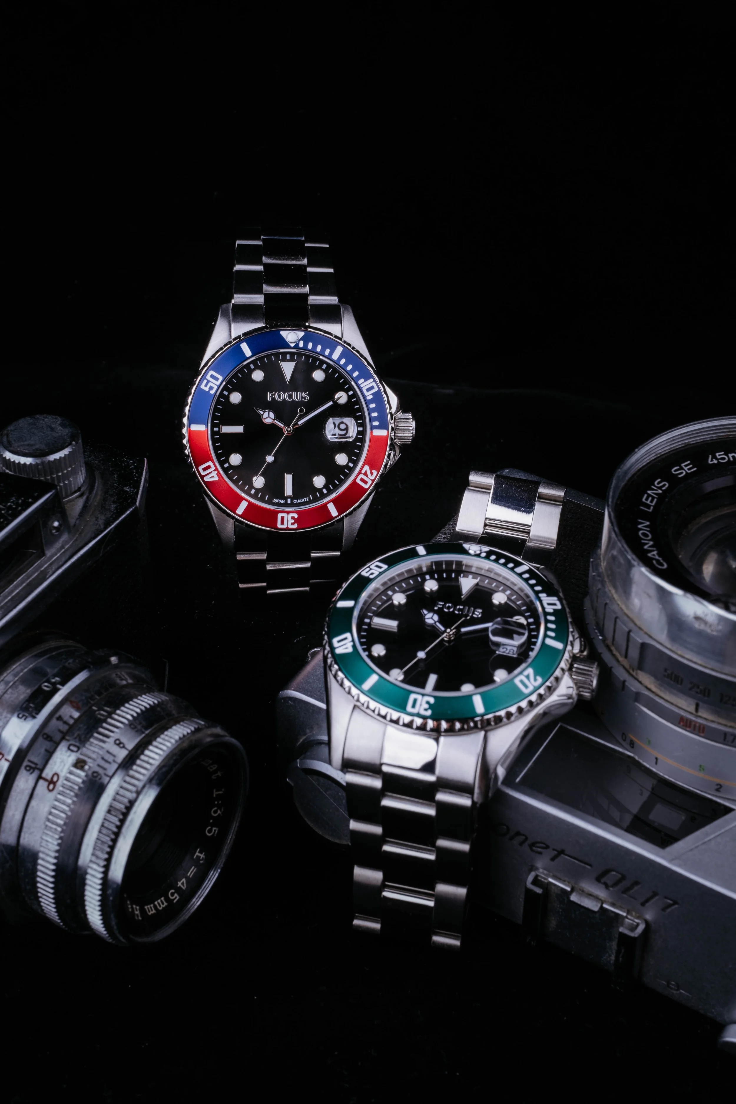 商業攝影｜兩款潛水錶深色背景戲劇光線並排展示，手錶品牌靜物棚拍攝影