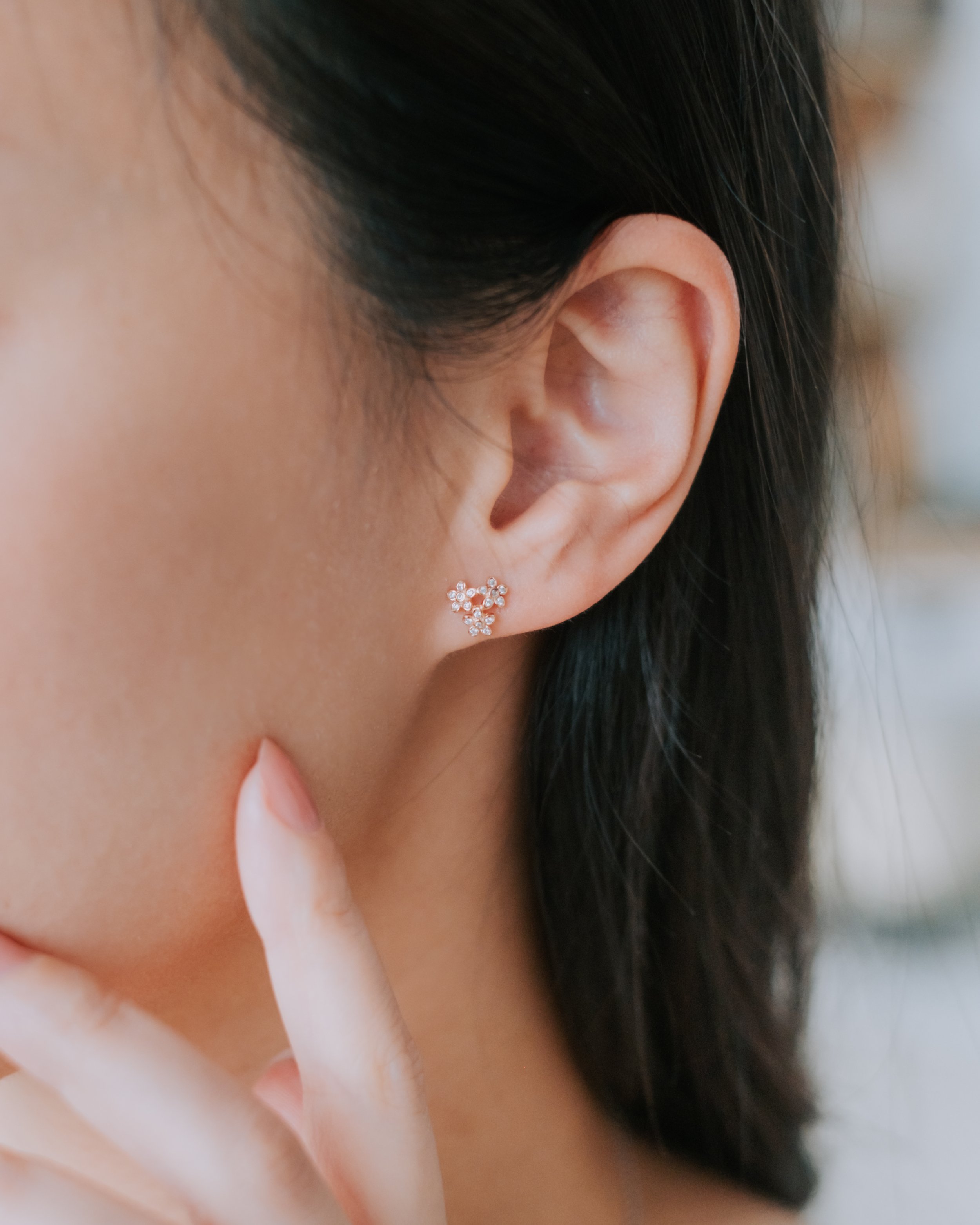 商業攝影｜女生耳朵特寫配戴金色耳環，自然光珠寶品牌形象拍攝