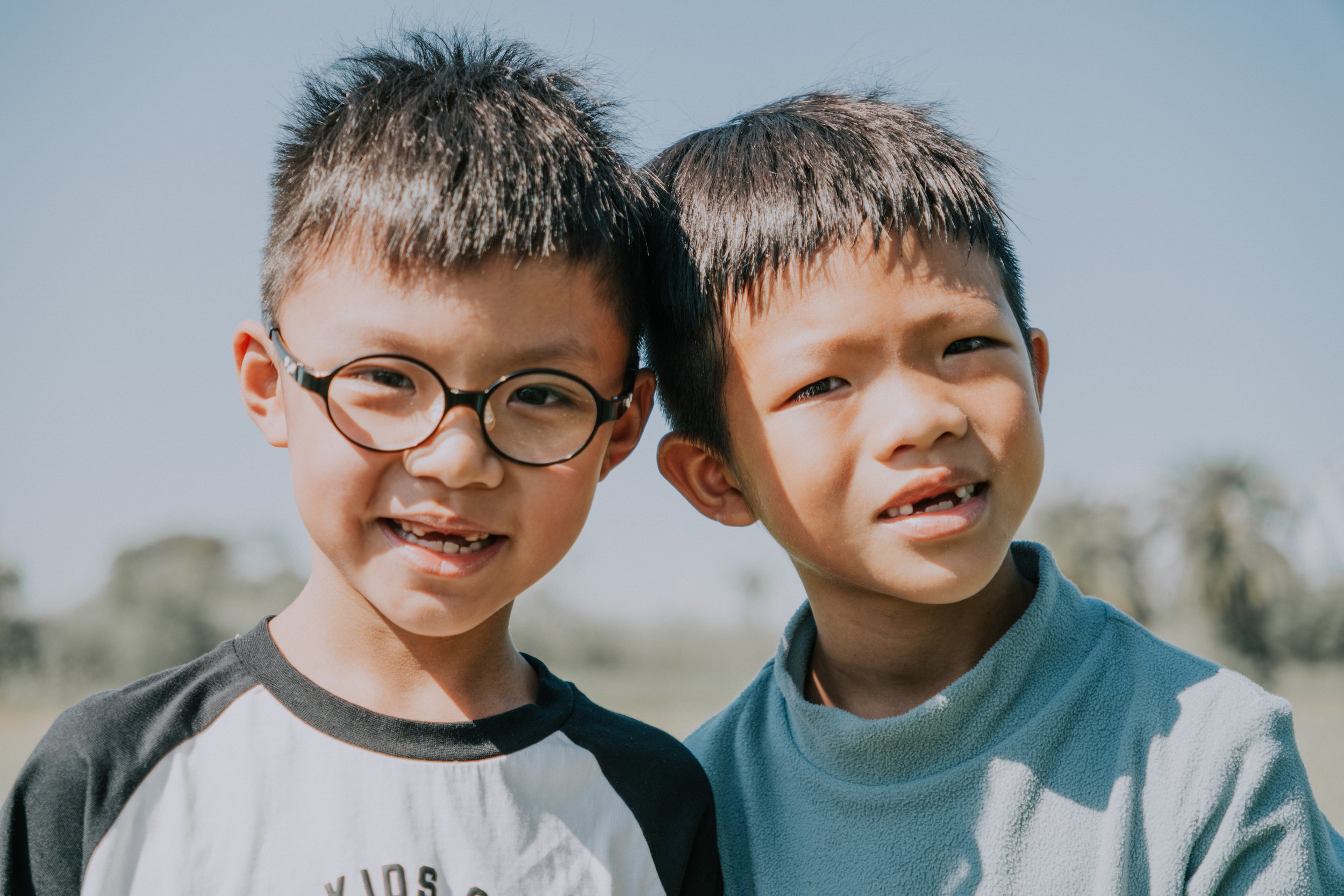 兒童人像攝影｜兩個男孩並肩對鏡微笑，兄弟情深的戶外自然光寫真