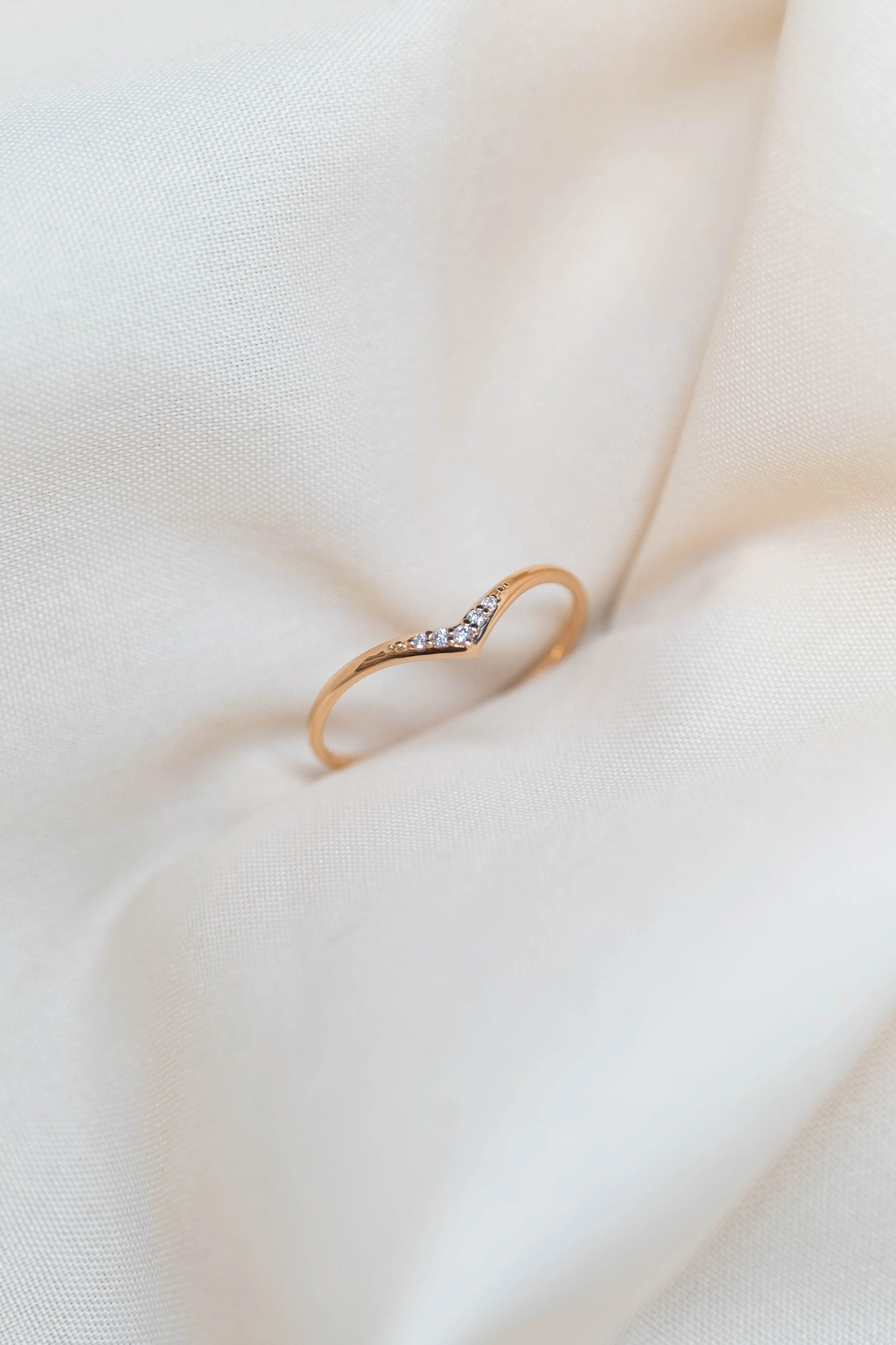 商業攝影｜金色細手鍊平放白色布料，極簡風格珠寶靜物產品攝影