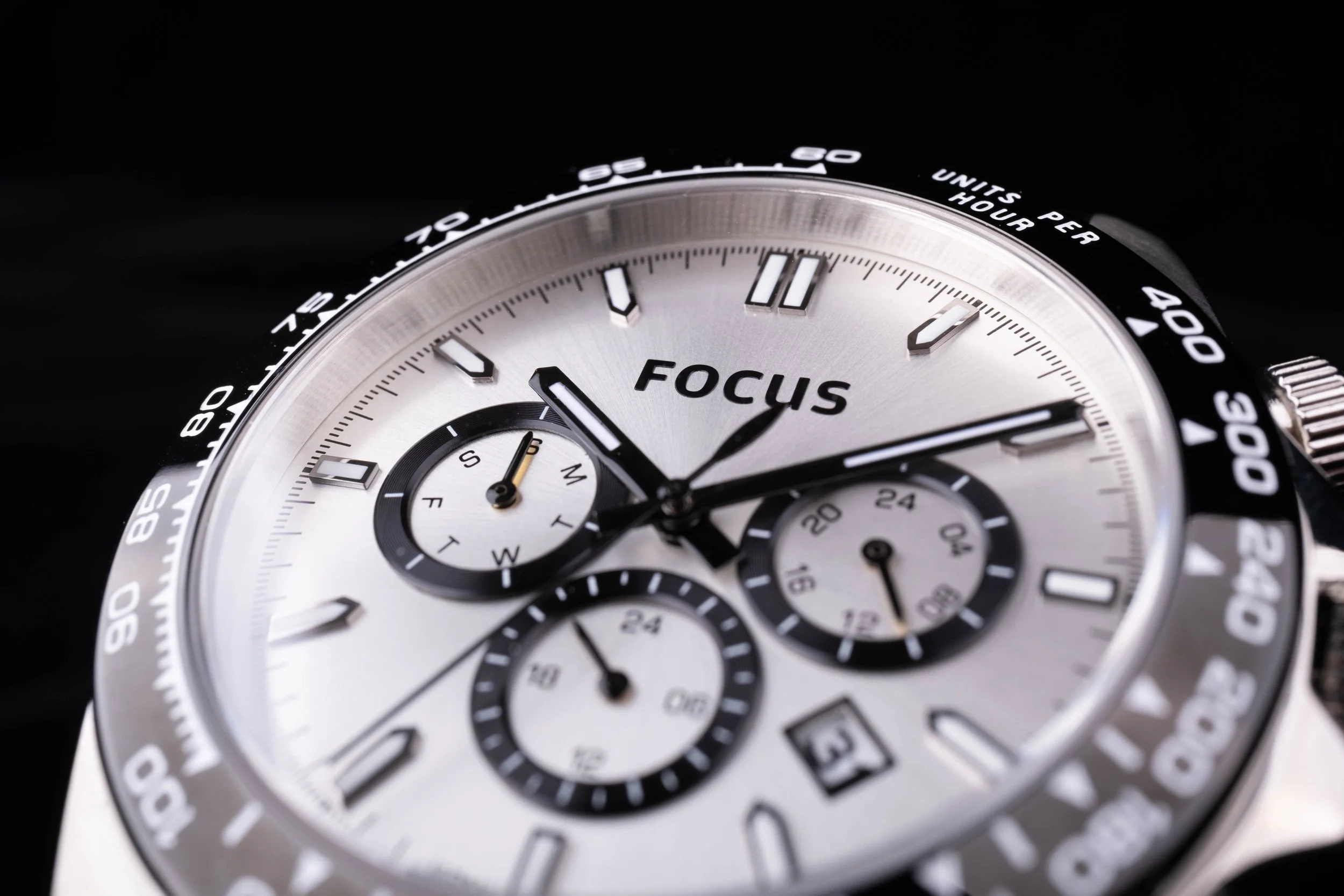 商業攝影｜白色錶盤精工手錶正面特寫，細節清晰手錶品牌產品棚拍攝影