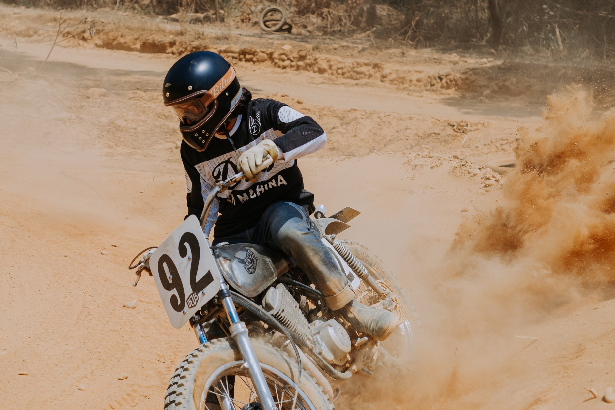 商業攝影｜越野賽車手騎著92號摩托車在沙地競速，動態品牌形象拍攝