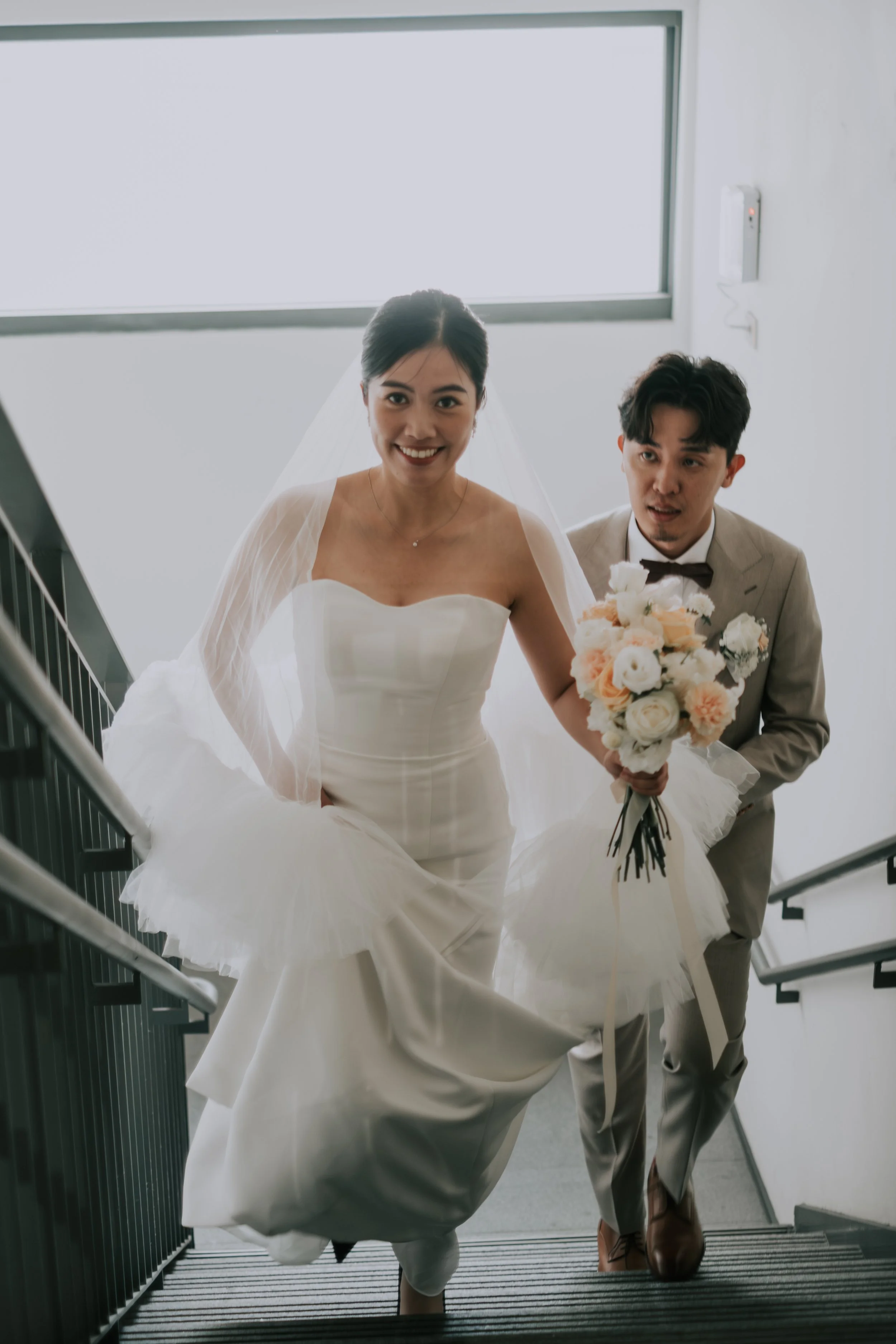 婚禮紀錄｜新人牽手走上階梯，笑容滿面的幸福畫面