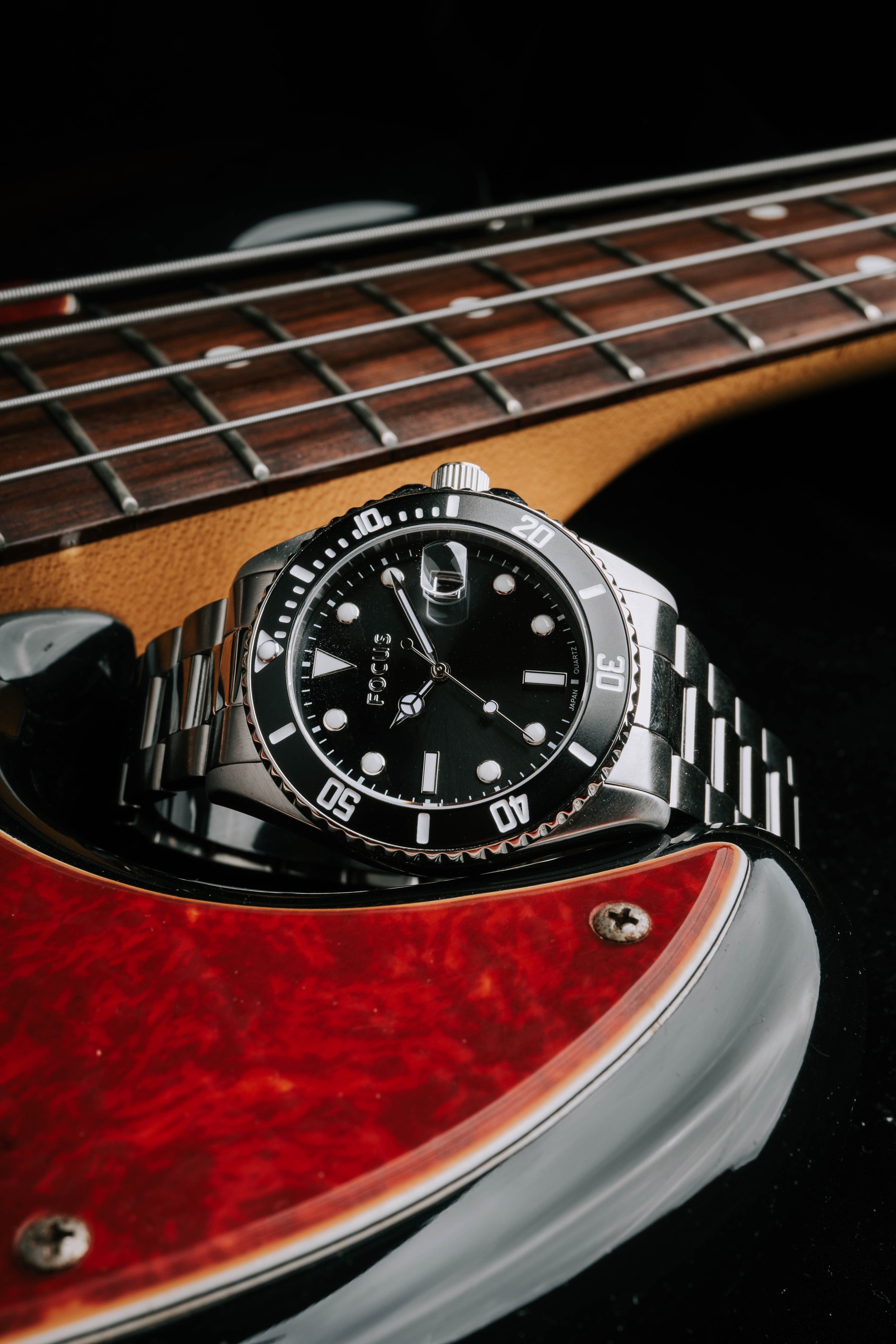 商業攝影｜黑色潛水錶置放吉他琴身上，生活風格手錶品牌形象創意攝影