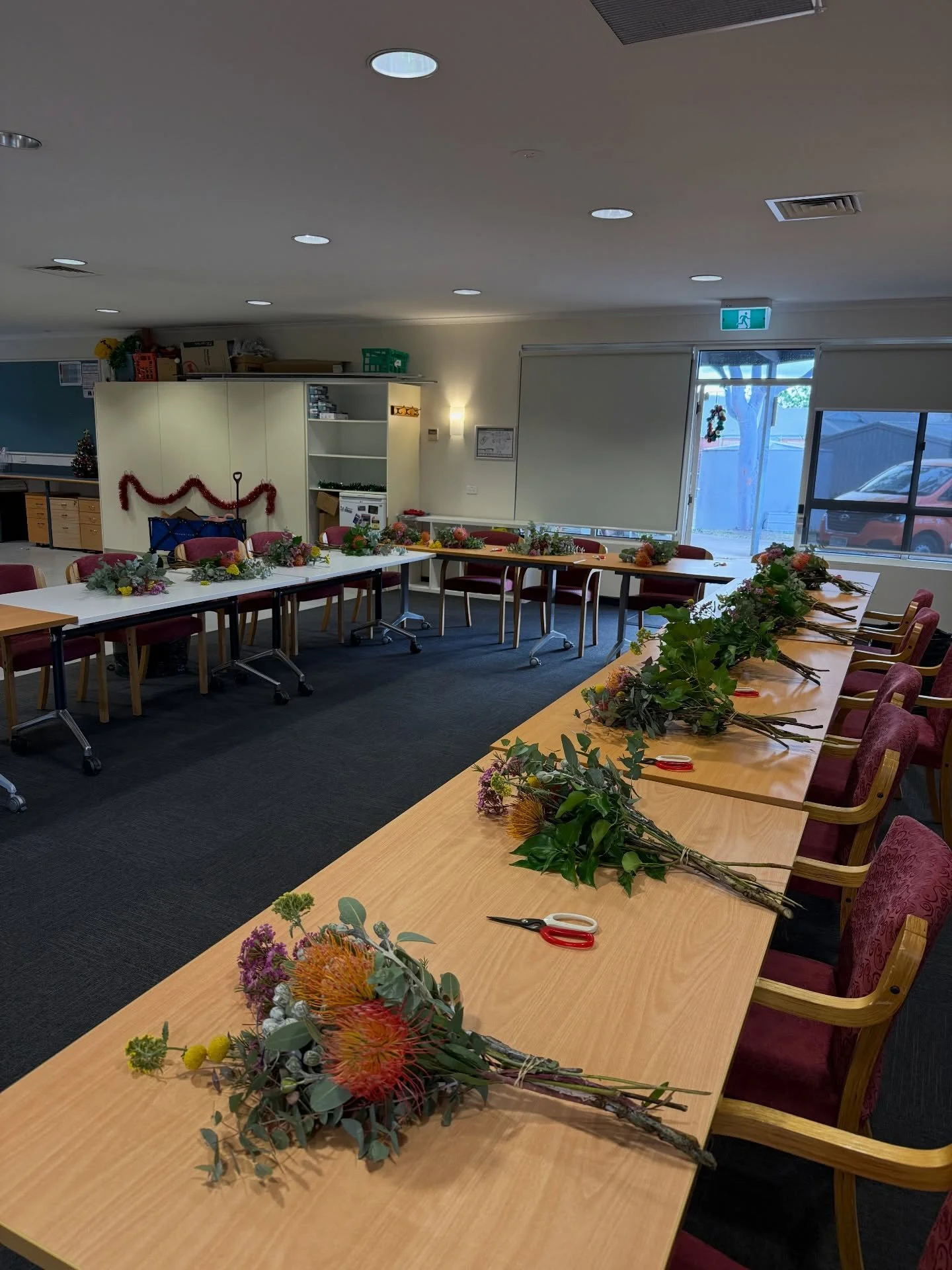Did you know we can bring the flower workshop experience to you? With a minimum of 10 people, we supply everything including flowers, tools and guidance, so all you need to do is show up and get creative. 

Perfect for team building or community even