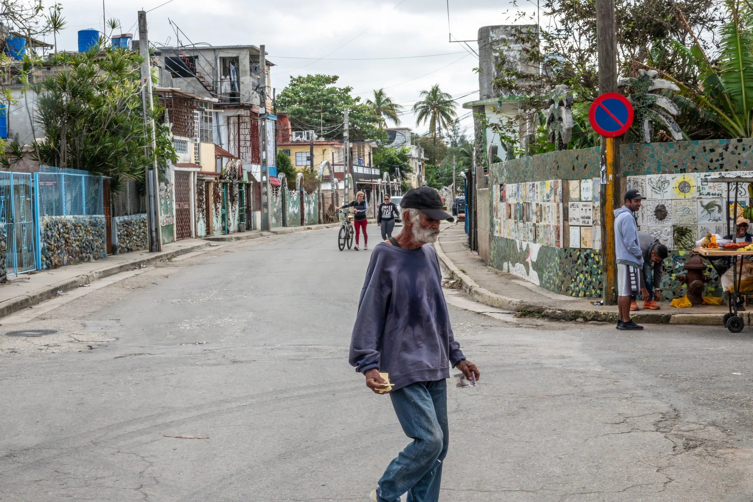 Paseando
16"x20"  $225