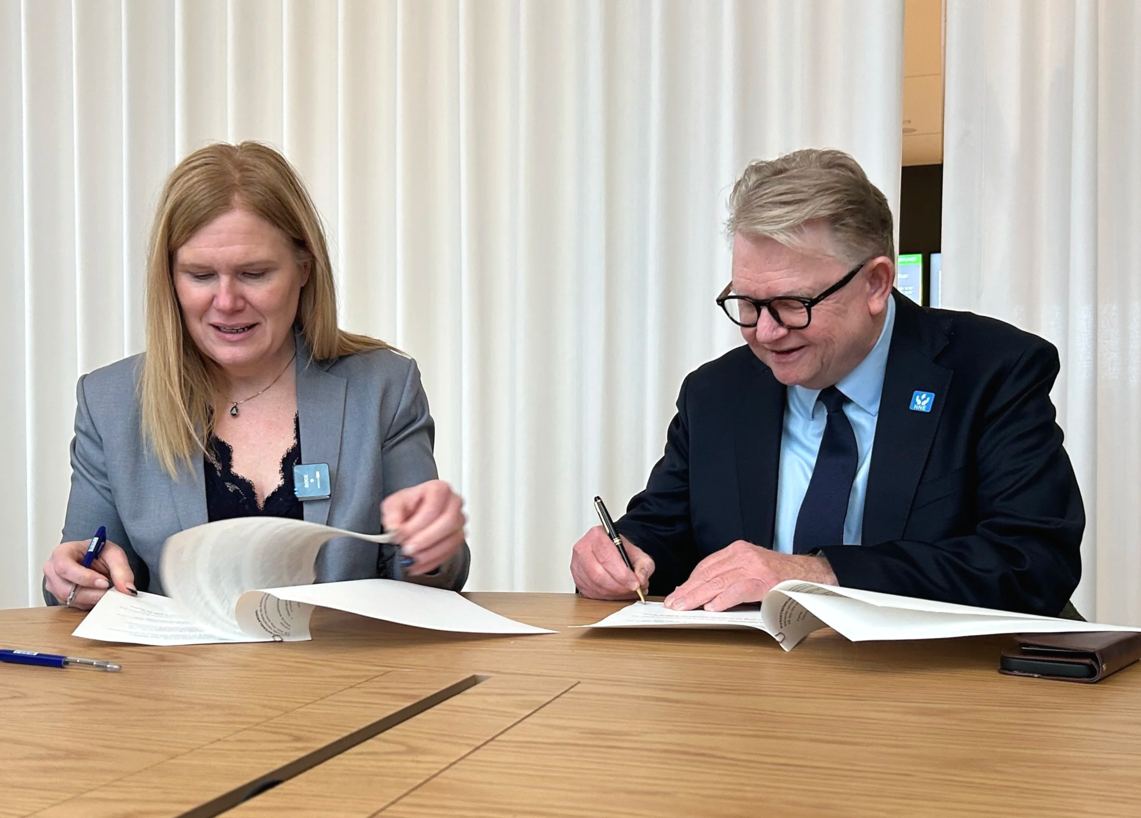 Kommunstyrelsens ordförande Annsofie Thuresson och NNE:s vd Göran Engberg signerar avtalet.