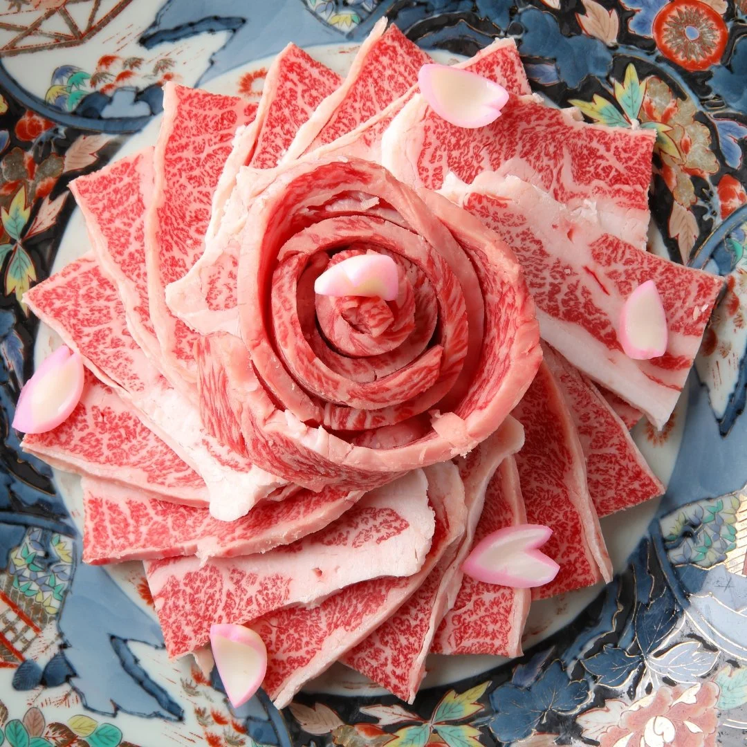 綺麗に盛り付けられた和牛の薄切り肉の花の形の飾り付け