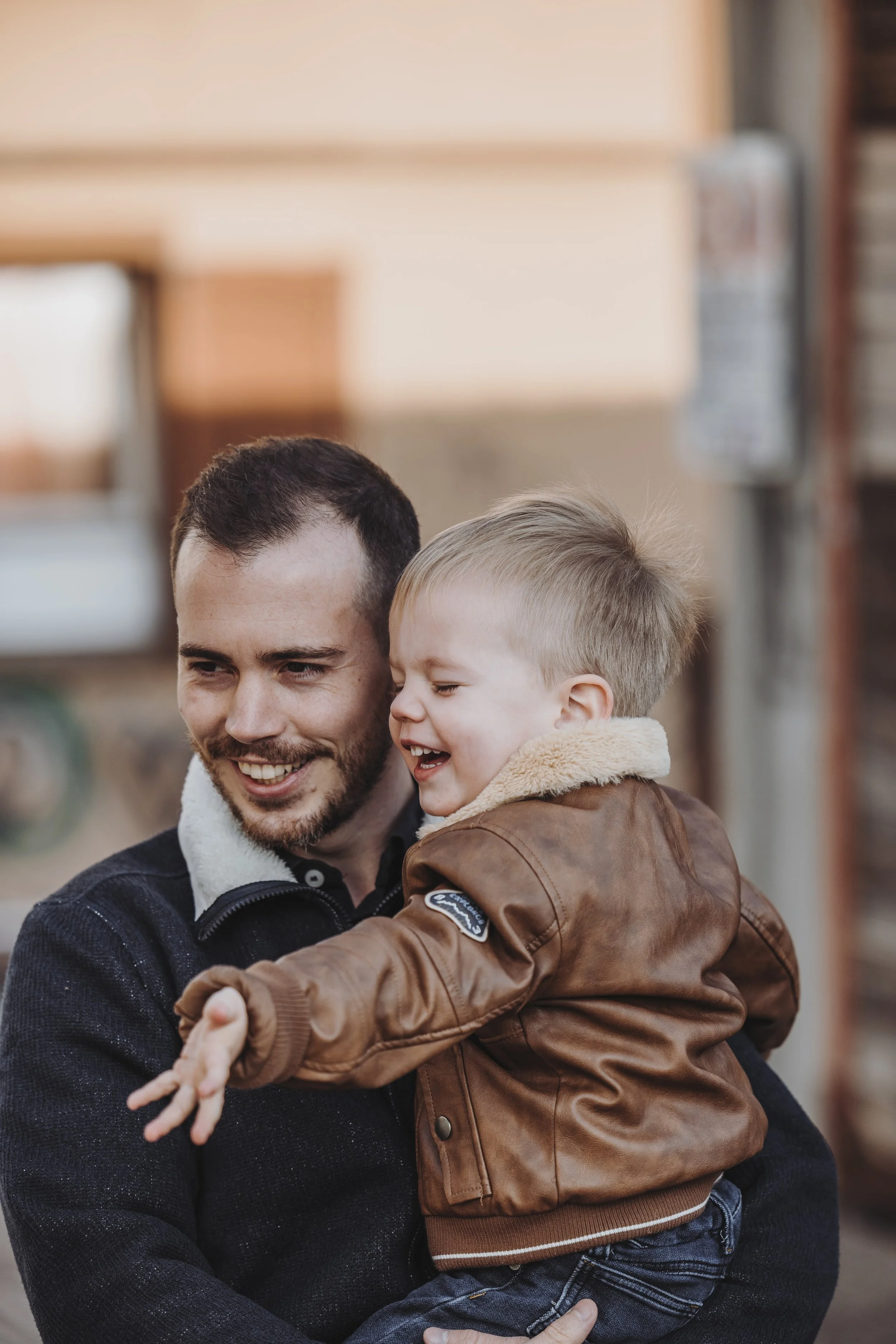 Therapeut Simon Streich mit Sohn, beide freundlich lachend