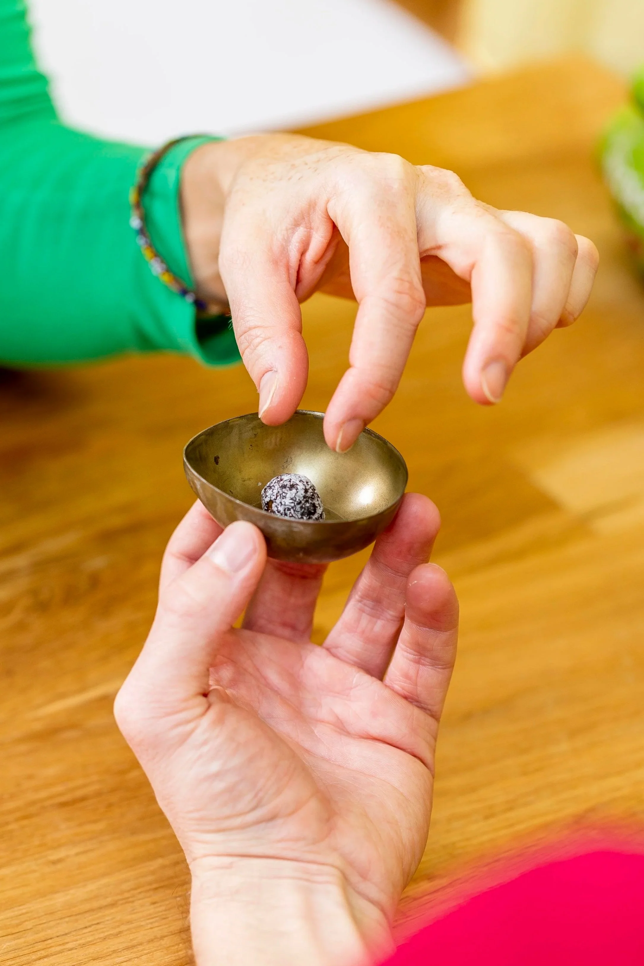 Hausgemachte Energyballs als Energieboost nach der Behandlung, frisch und liebevoll zubereitet.