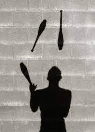 Simon Streich beim Jonglieren mit Keulen, als kreatives Hobby zur Schulung von Rhythmus und Koordination.