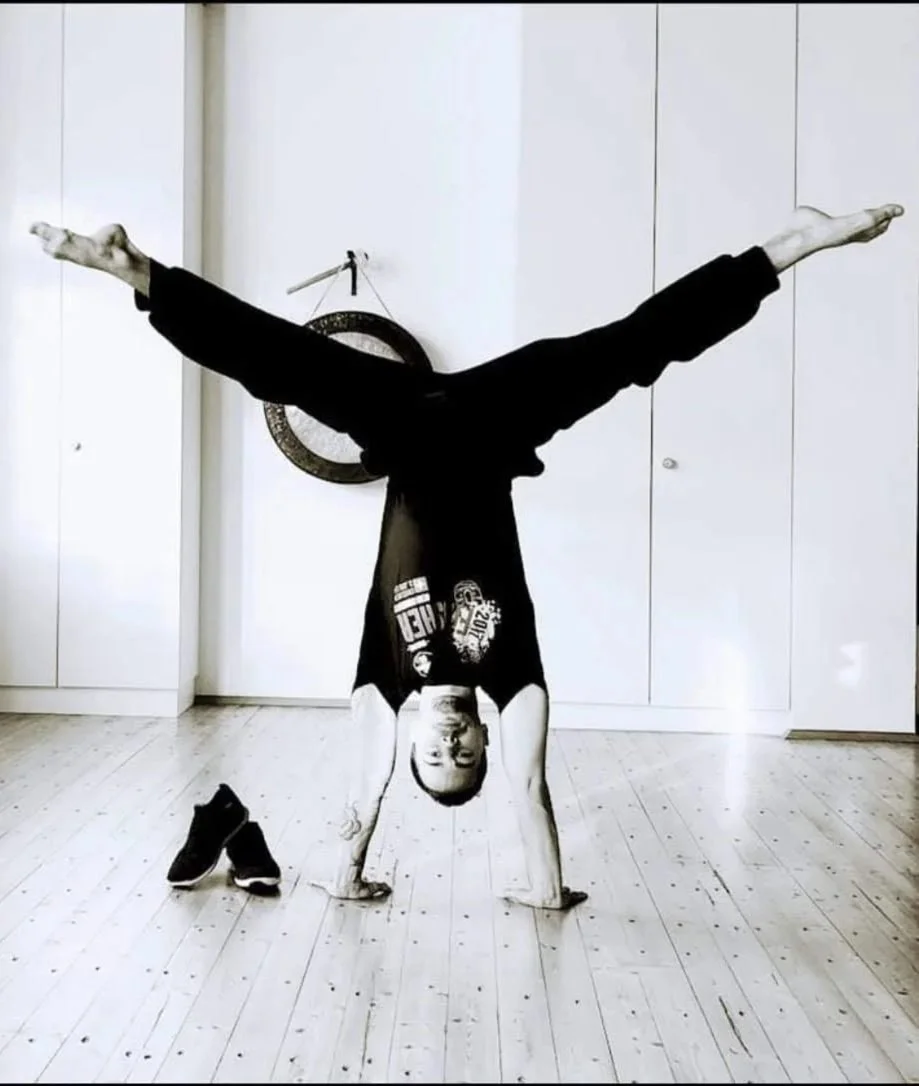 Handstandfoto von Simon Streich, als Hobby neben Beruf