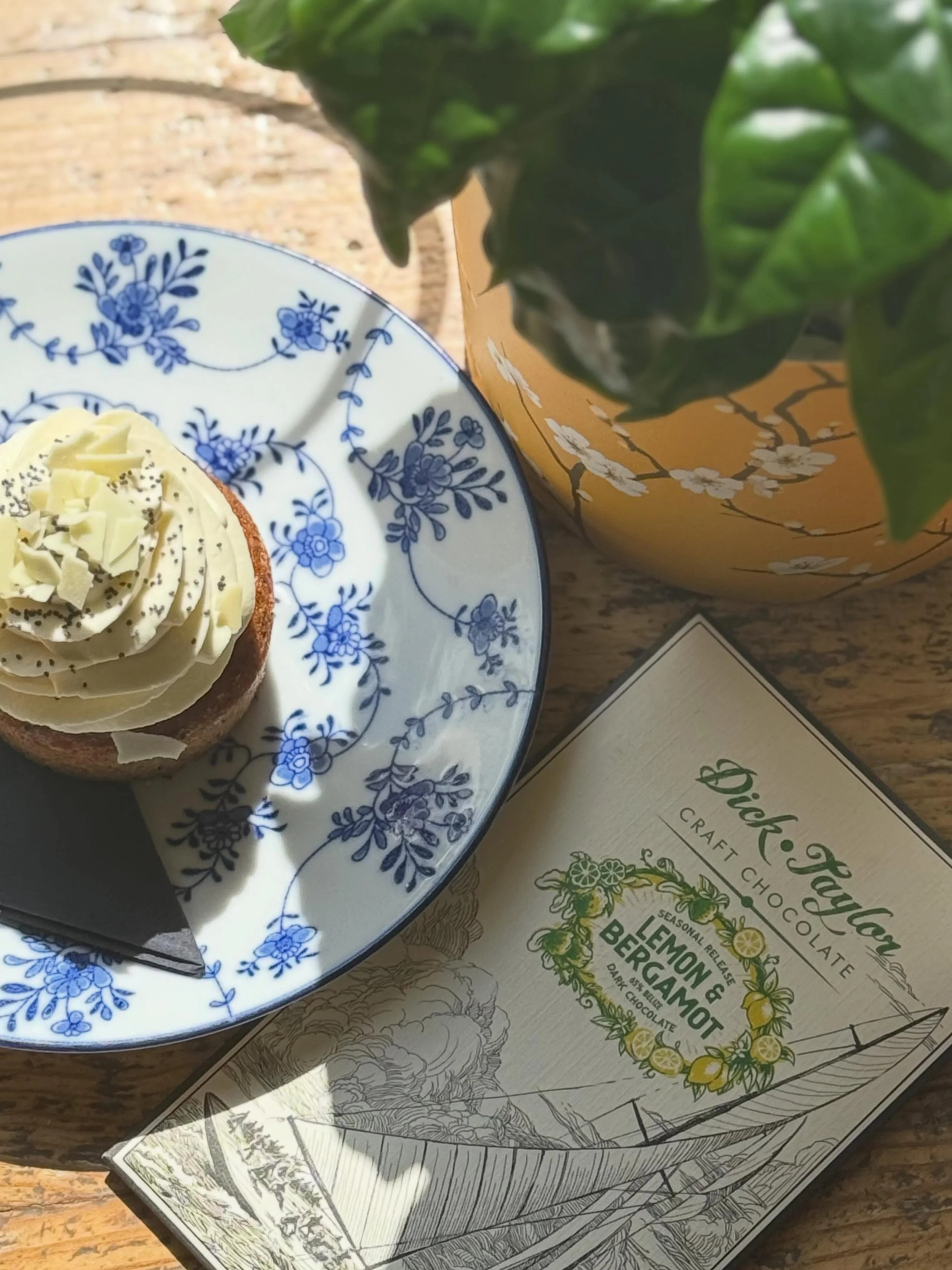 Perfect Match : Our Lemon Poppy cupcake &amp; lemon bergamot chocolate bar 🍋💛

#coffeeshop #baristalife☕️ #dicktaylorchocolate #chocolat #luxembourg