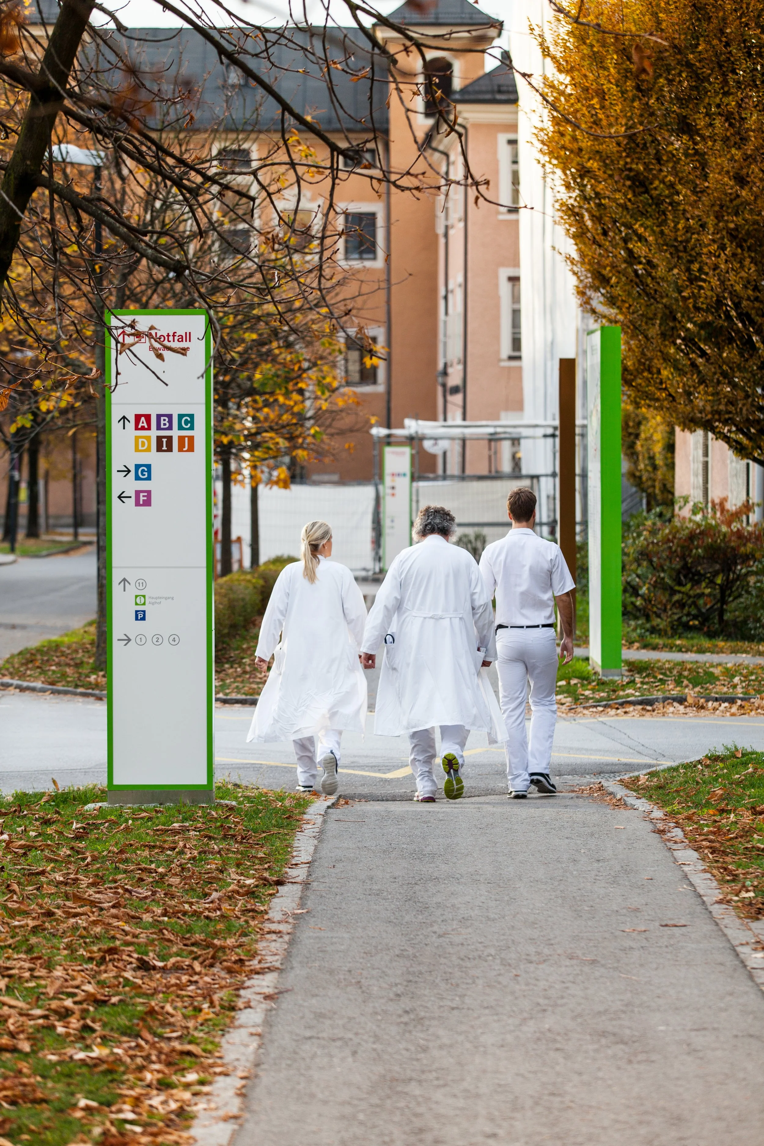 Orientierungssystem Campus Salzburger Landeskliniken, im Team bei buerobauer.com