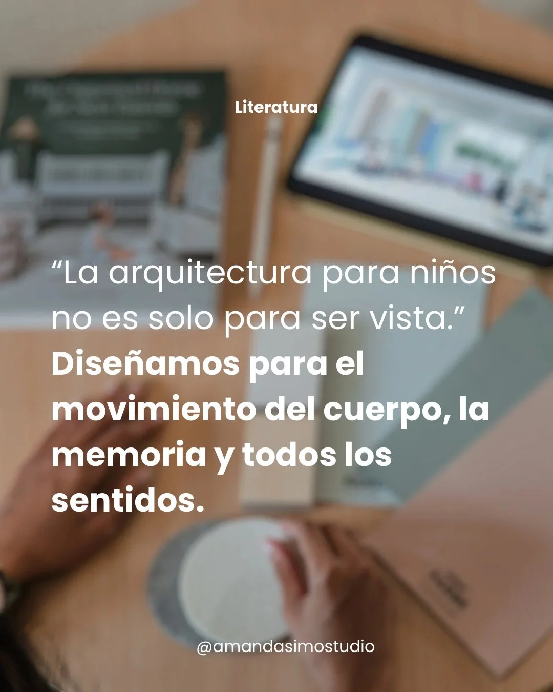 La arquitectura no se percibe solo con los ojos.
Se toca, se escucha, se huele, se recorre.
Y en la ni&ntilde;ez, cada est&iacute;mulo construye seguridad, curiosidad y sentido de pertenencia.

@amandasimostudio |  Playful, pedagogy-driven architectu