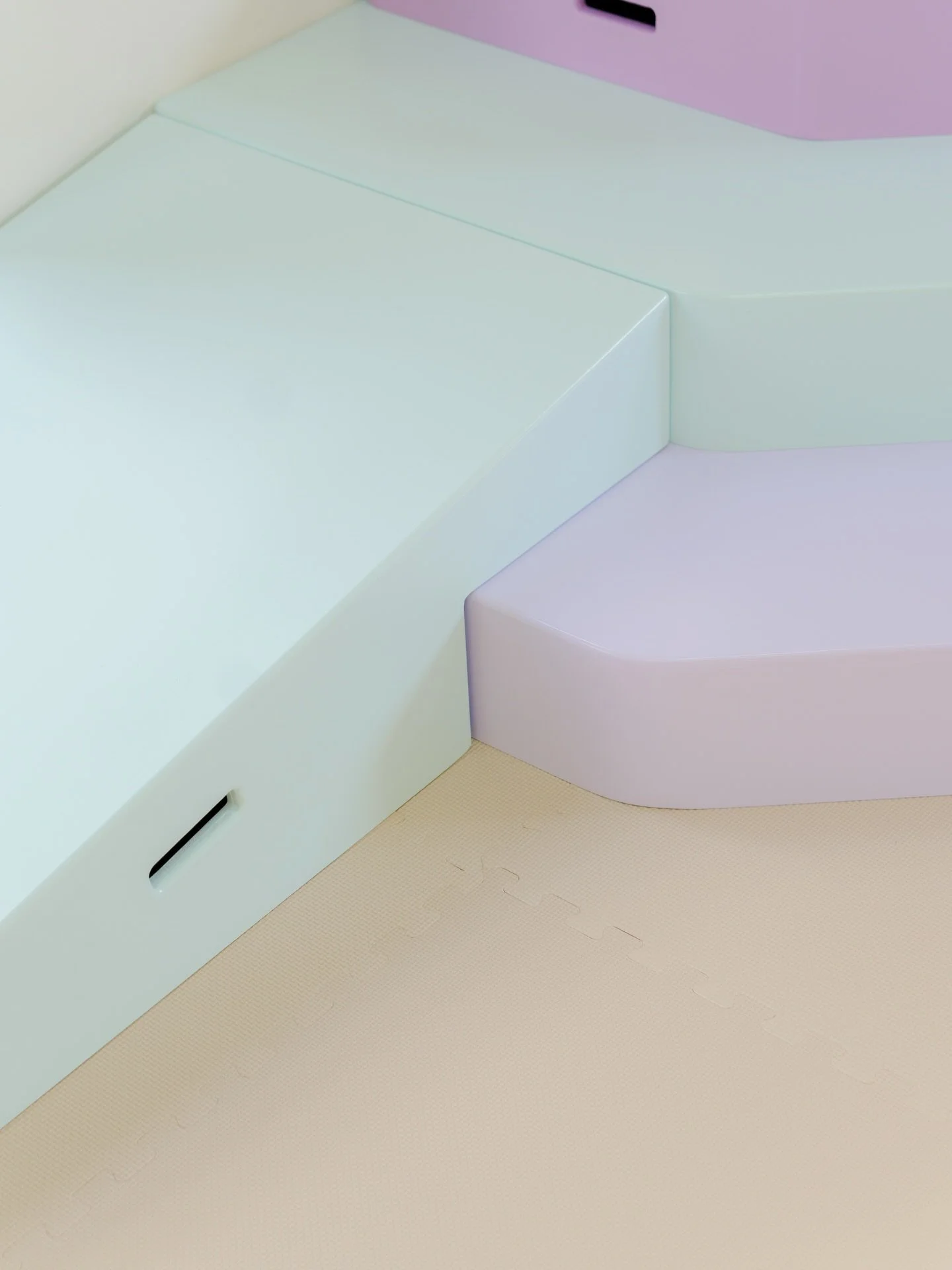 &iquest;C&uacute;al crees que sea el prop&oacute;sito de esos agarres en las plataformas? 

#amandasimostudio
#architectureforkidsandfamilies
#multidisciplinarydesign 
#neuroarchitecture