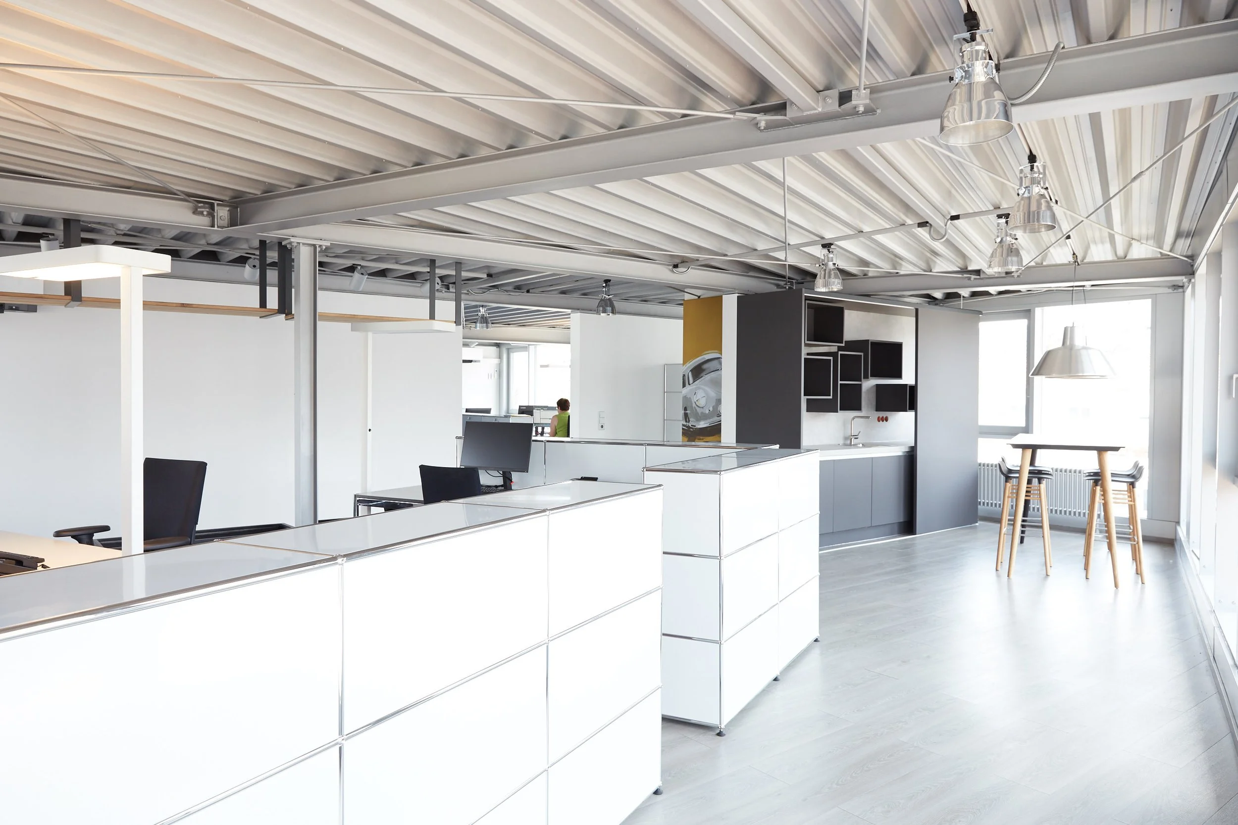 Arbeitsplätze mit Blick auf die Küche