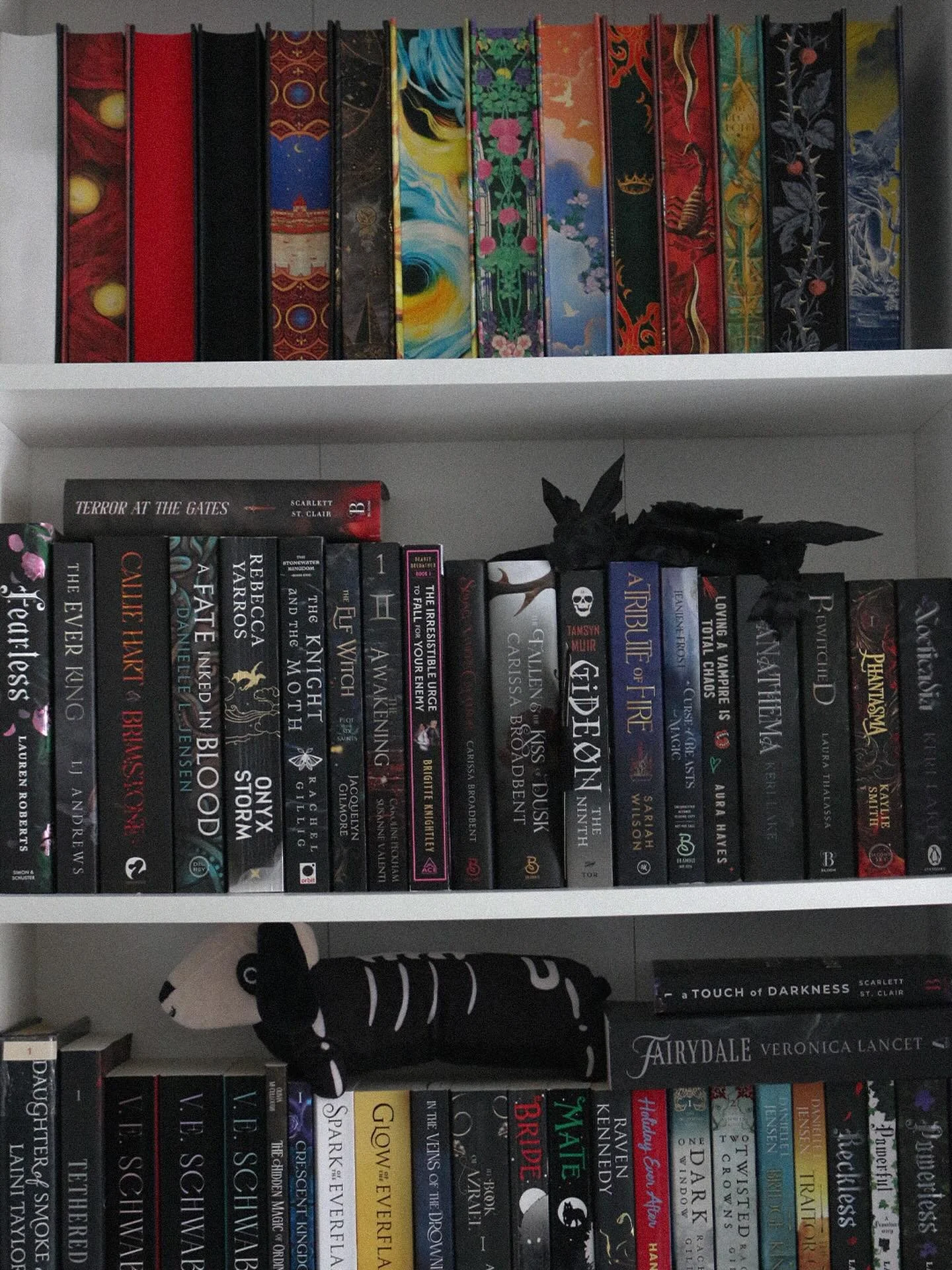 #shelfiesunday 🤍 &amp; my one and only, always messy 📚