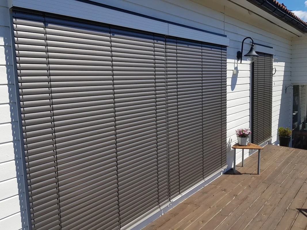 Bilde av utvendige persienner på hus