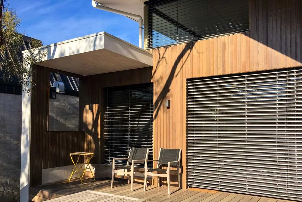 Bilde av utvendige persienner på hus