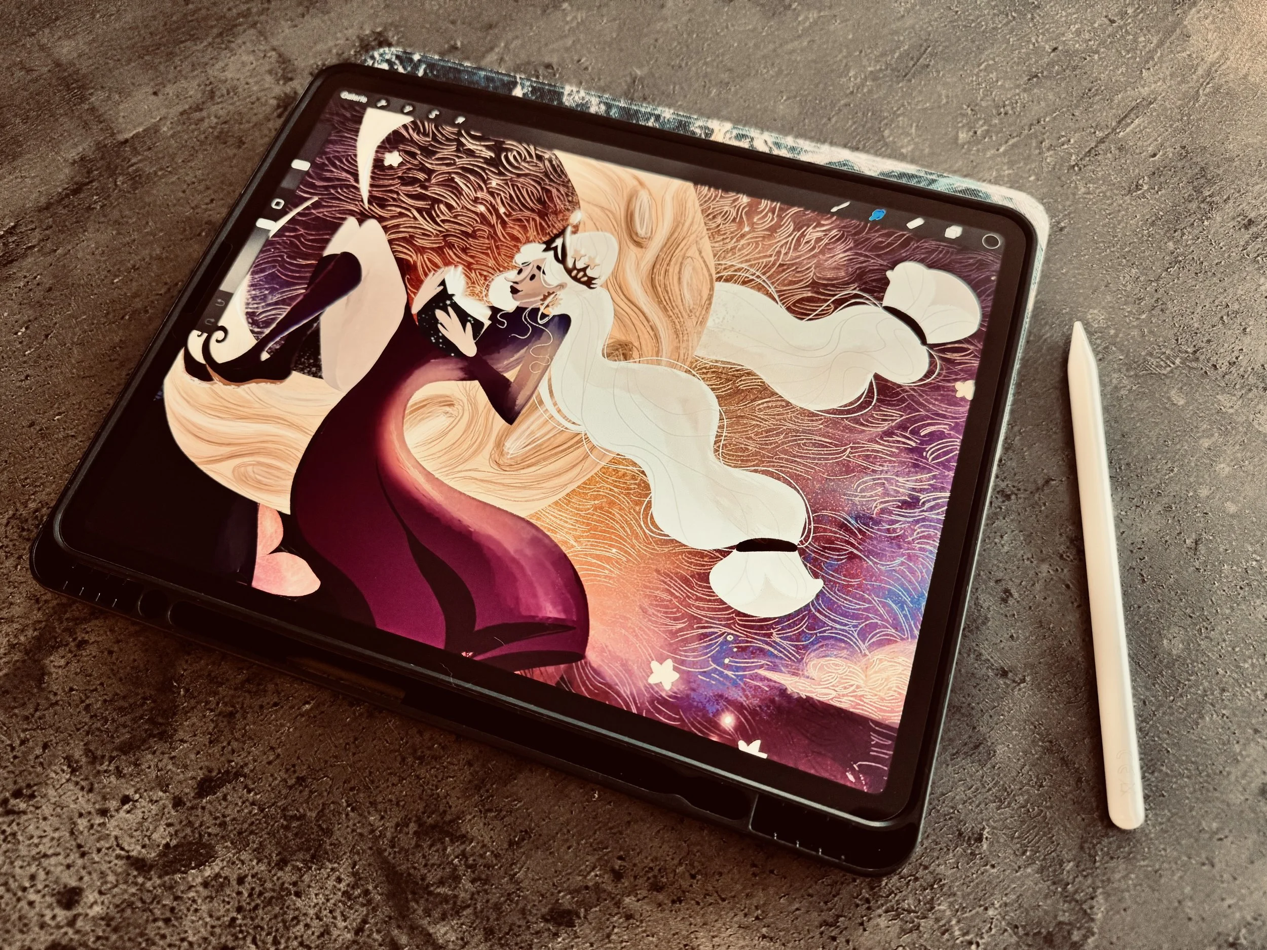 Une tablette affichant une illustration stylisée d'une femme à cheveux longs, portant une robe longue, qui lit un livre ou une tablette, entourée d'effets artistiques colorés et de fleurs.