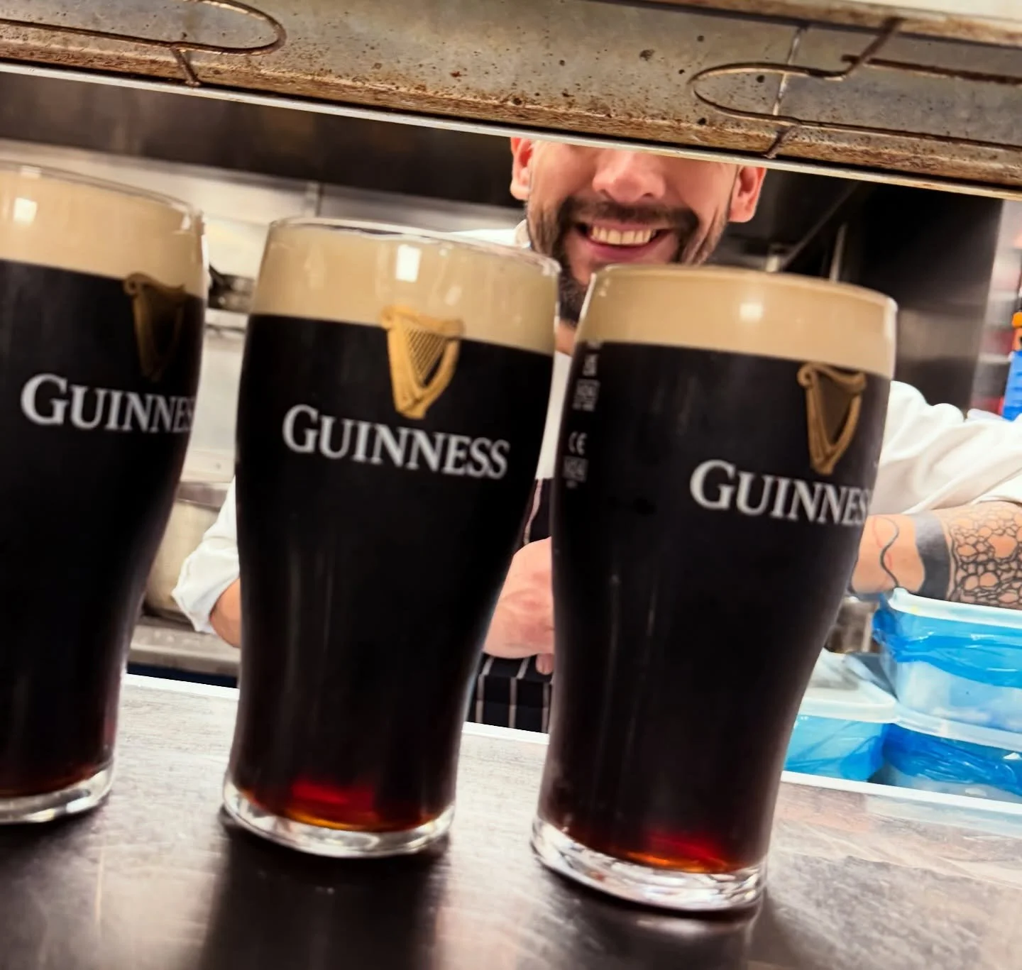 𝐇𝐨𝐦𝐞𝐦𝐚𝐝𝐞 𝐛𝐞𝐞𝐟 𝐚𝐧𝐝 𝐆𝐮𝐢𝐧𝐧𝐞𝐬𝐬 𝐩𝐢𝐞, 𝐡𝐨𝐫𝐬𝐞𝐫𝐚𝐝𝐢𝐬𝐡 𝐦𝐚𝐬𝐡, 𝐡𝐞𝐫𝐢𝐭𝐚𝐠𝐞 𝐜𝐚𝐫𝐫𝐨𝐭𝐬, 𝐚𝐧𝐝 𝐫𝐞𝐝 𝐰𝐢𝐧𝐞 𝐣𝐮𝐬.

Yes indeed &hellip; ! You can&rsquo;t beat Chef Fernando&rsquo;s cheeky grin as he prepares th