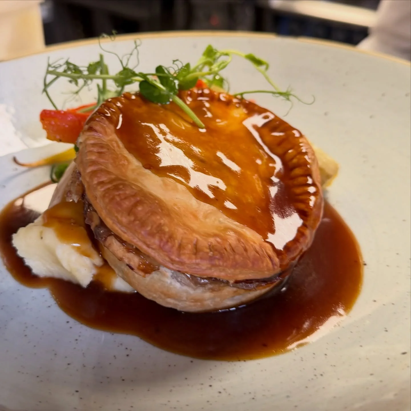 ℍ𝕠𝕞𝕖𝕞𝕒𝕕𝕖 𝕤𝕝𝕠𝕨 𝕓𝕣𝕒𝕚𝕤𝕖𝕕 𝕓𝕖𝕖𝕗 &amp; 𝔾𝕦𝕚𝕟𝕟𝕖𝕤𝕤 𝕡𝕚𝕖, 𝕙𝕠𝕣𝕤𝕖𝕣𝕒𝕕𝕚𝕤𝕙 𝕞𝕒𝕤𝕙 &amp; 𝕣𝕠𝕒𝕤𝕥𝕖𝕕 𝕙𝕖𝕣𝕚𝕥𝕒𝕘𝕖 𝕔𝕒𝕣𝕣𝕠𝕥𝕤 💫 

@haywards1990 

#beefandguinness
#homemadepie
#britishpubfood
#pubclassic
#gastr