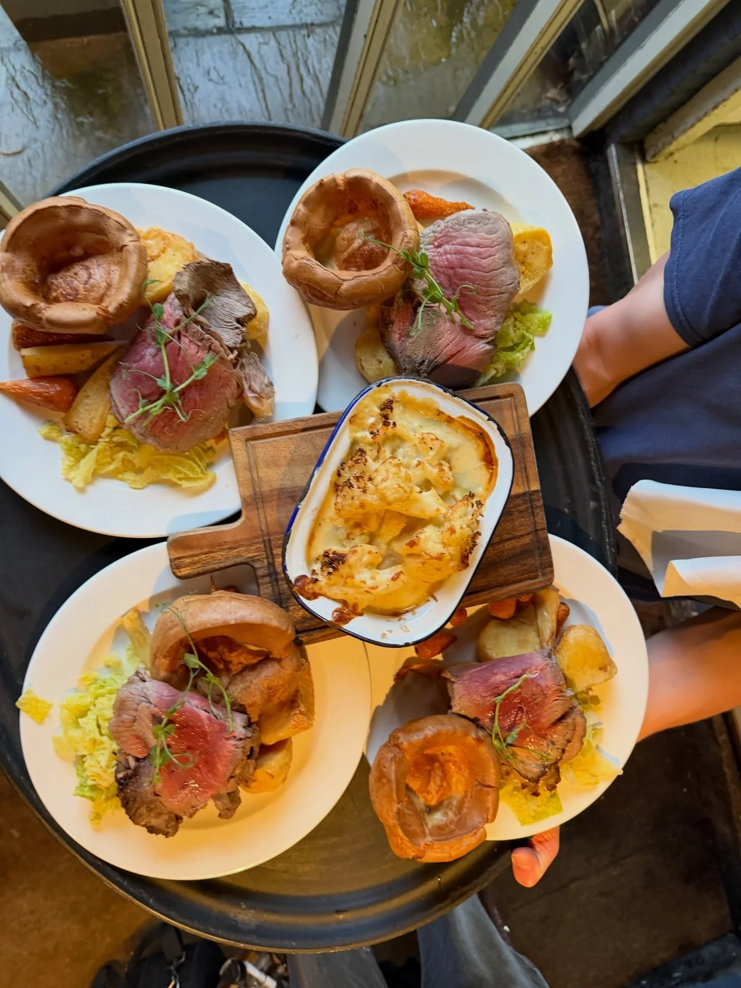 Who&rsquo;s in tomorrow?

Sundays might be all about our roast&hellip;
but don&rsquo;t forget we are open 7 days a week.

Midweek we&rsquo;re serving our &agrave; la carte &amp; set menu, plus remember our Welly Wednesdays on 25 FEB and 25 MAR which 