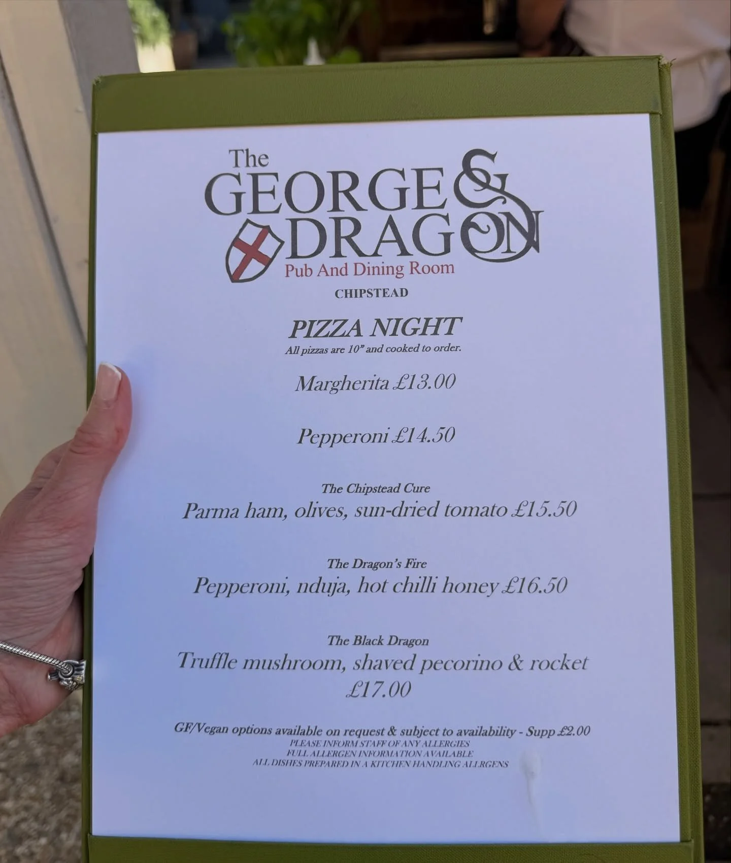 𝙱𝙰𝙽𝙺 𝙷𝙾𝙻𝙸𝙳𝙰𝚈 𝙼𝙾𝙽𝙳𝙰𝚈

4th MAY @georgechipstead 

Pizza&hellip; back by popular demand 🍕😆

Food served 12&ndash;3:30pm
Full &agrave; la carte + pizza menu

Book here // link in BIO www.georgeanddragonchipstead.com

See you soon 💫
@t