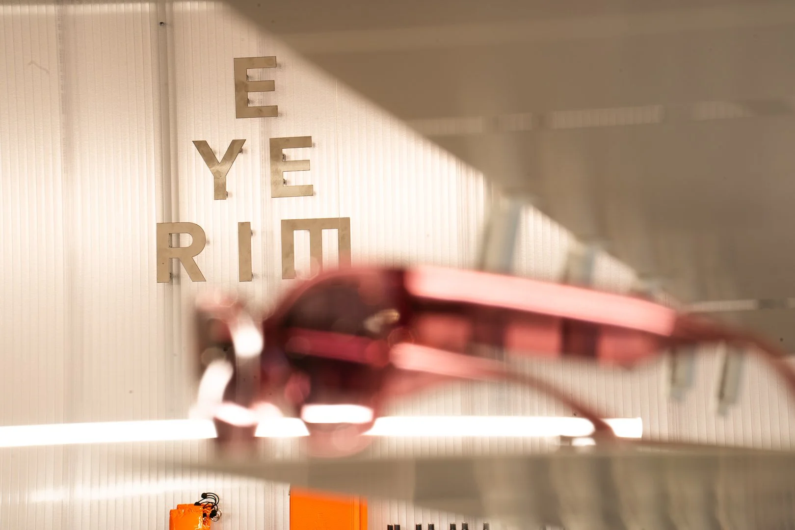 Rozmazané slnečné okuliare s pozadím loga EYERIM.