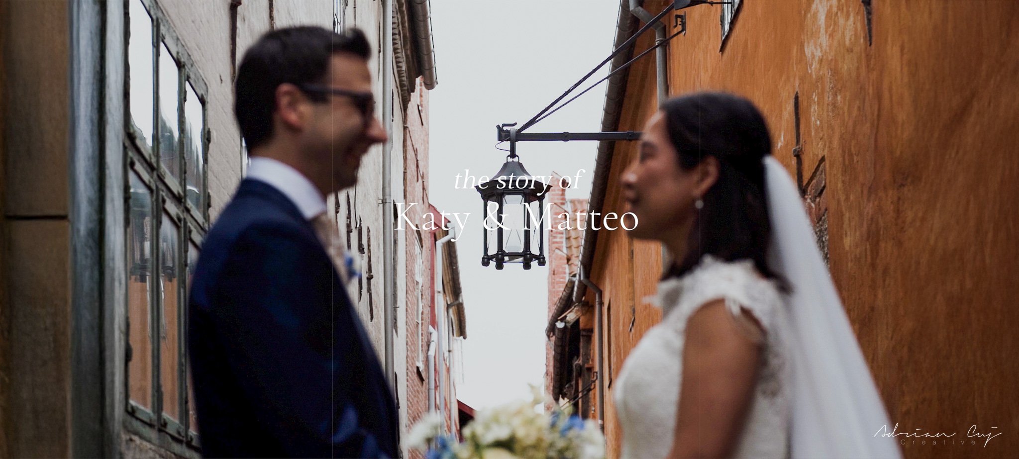 Rozmazaný portrét nevesty a ženícha v úzkej uličke, svadobné video Katy a Matteo.