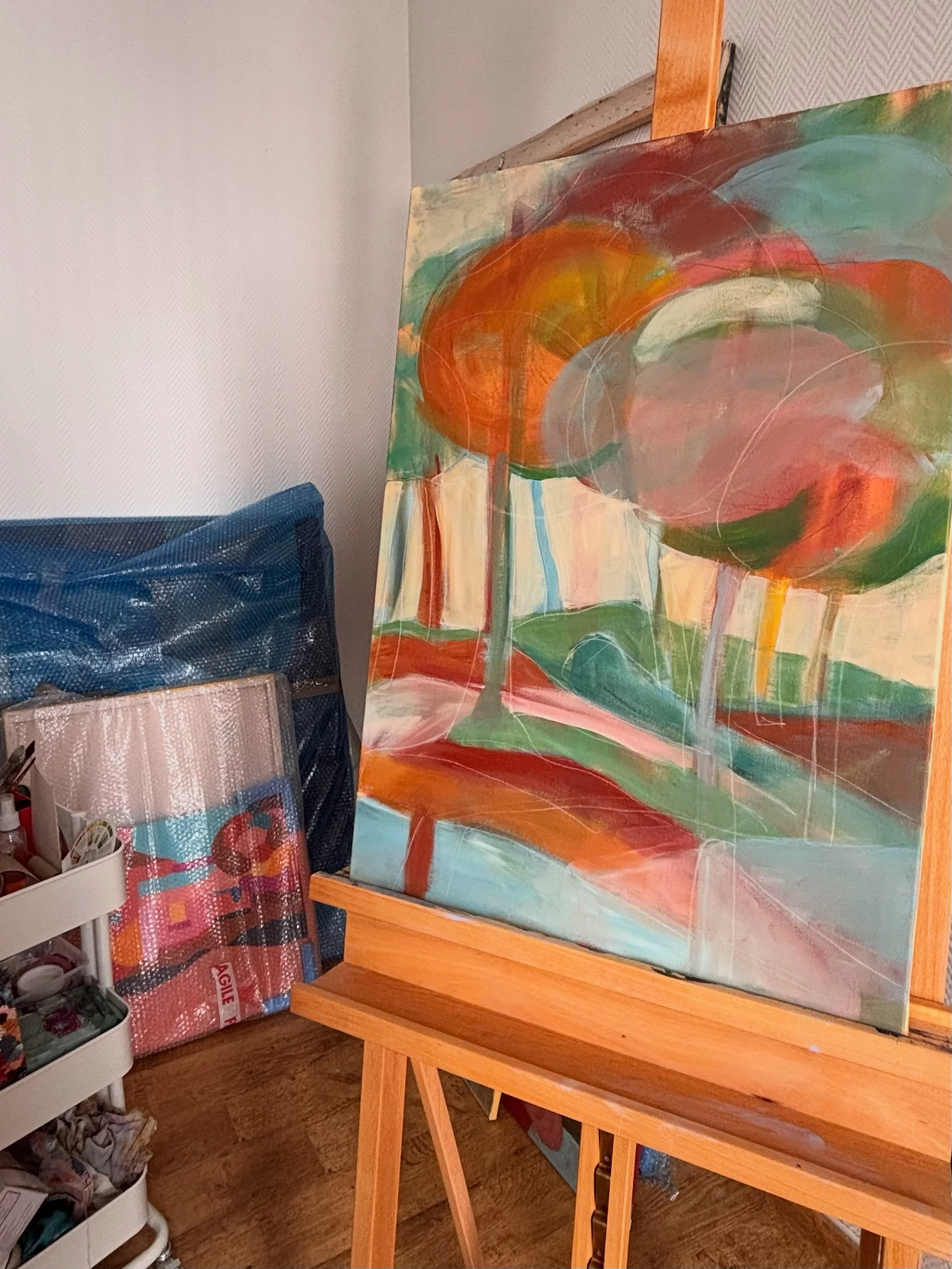 Depuis d&eacute;but octobre, j&rsquo;ai la chance d&rsquo;avoir un nouvel atelier chez moi, &agrave; Bordeaux.
10 m&sup2; enti&egrave;rement consacr&eacute;s &agrave; la cr&eacute;ation. Un espace &agrave; moi, pour peindre, exp&eacute;rimenter, cher