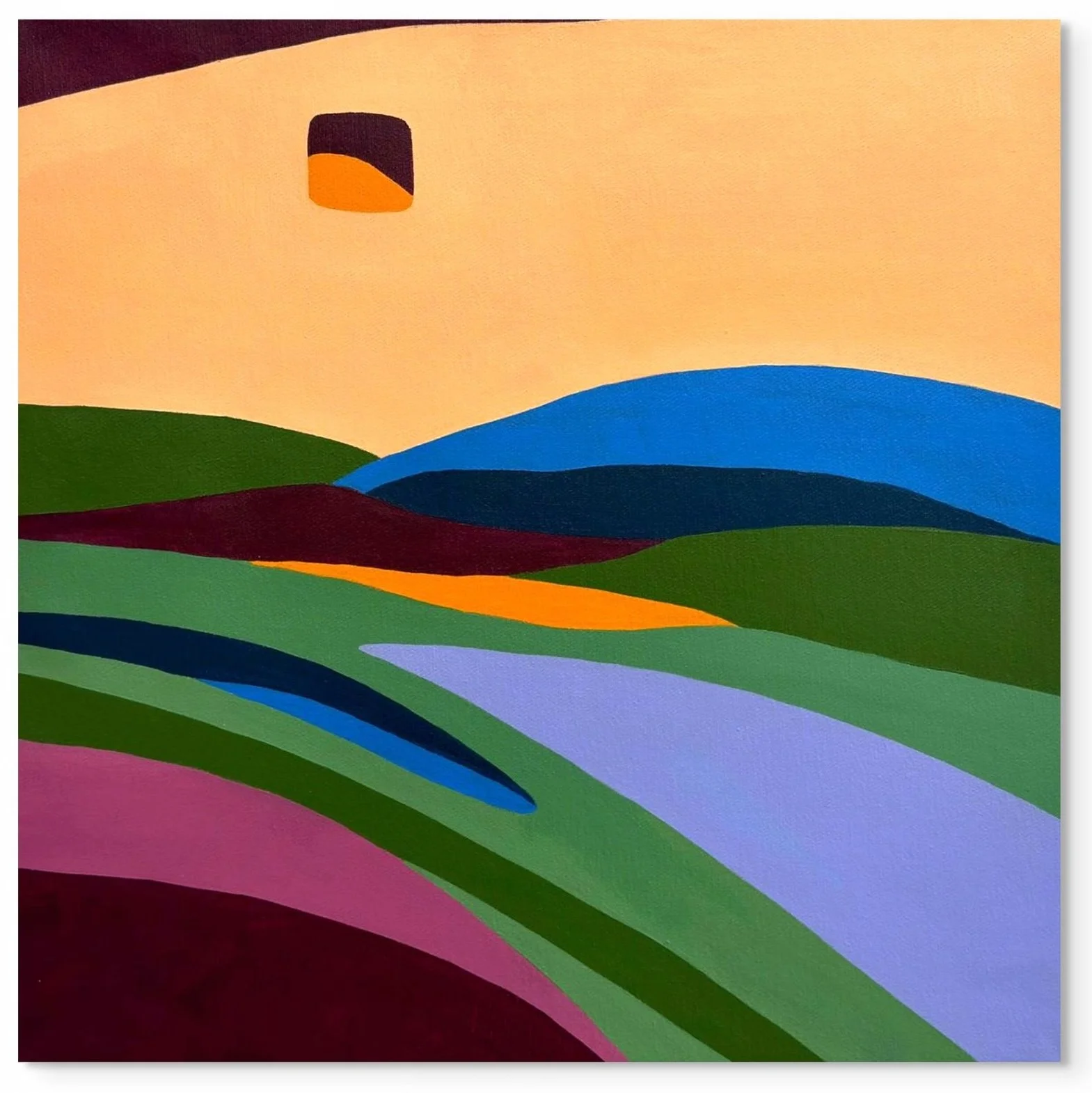 Paysage abstrait avec des collines colorées en vert, mauve, bleu, rouge, orange, et un ciel beige avec un soleil stylisé en orange et noir.