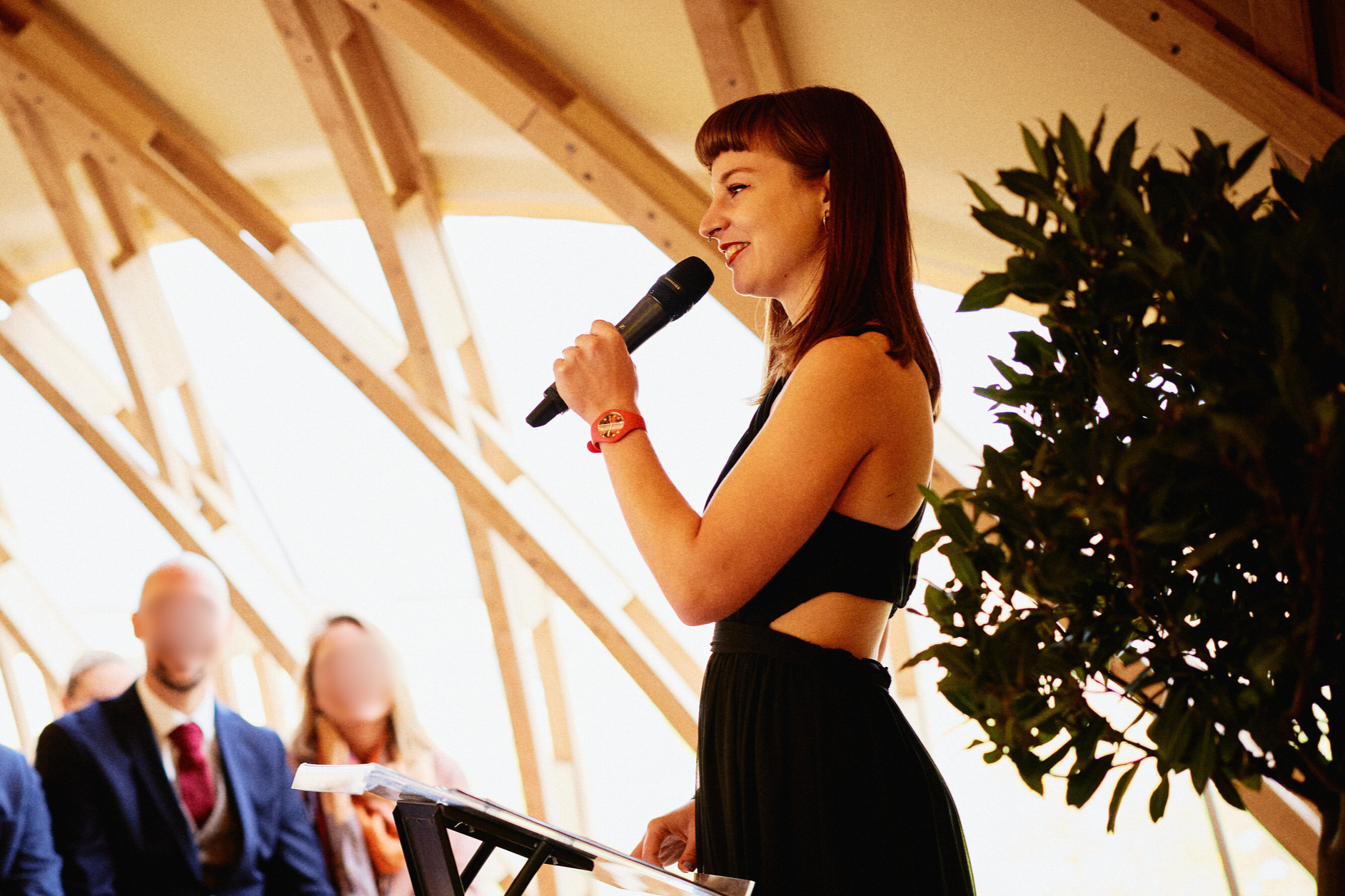 Während der Traurede. Credits: Jonas Ratermann.