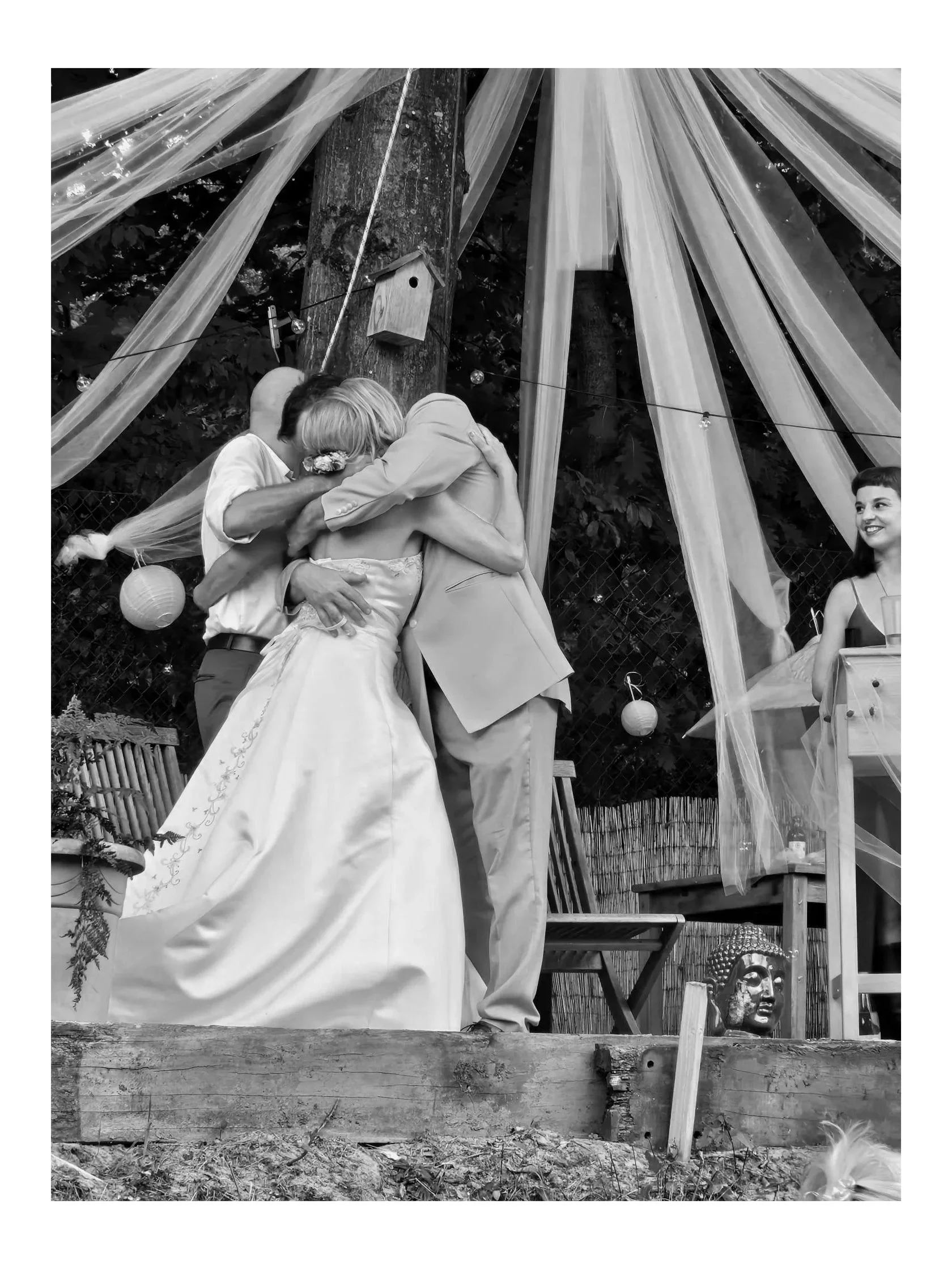 Gruppenumarmung nach der Trauung. Credits: Nuhamin Samson.