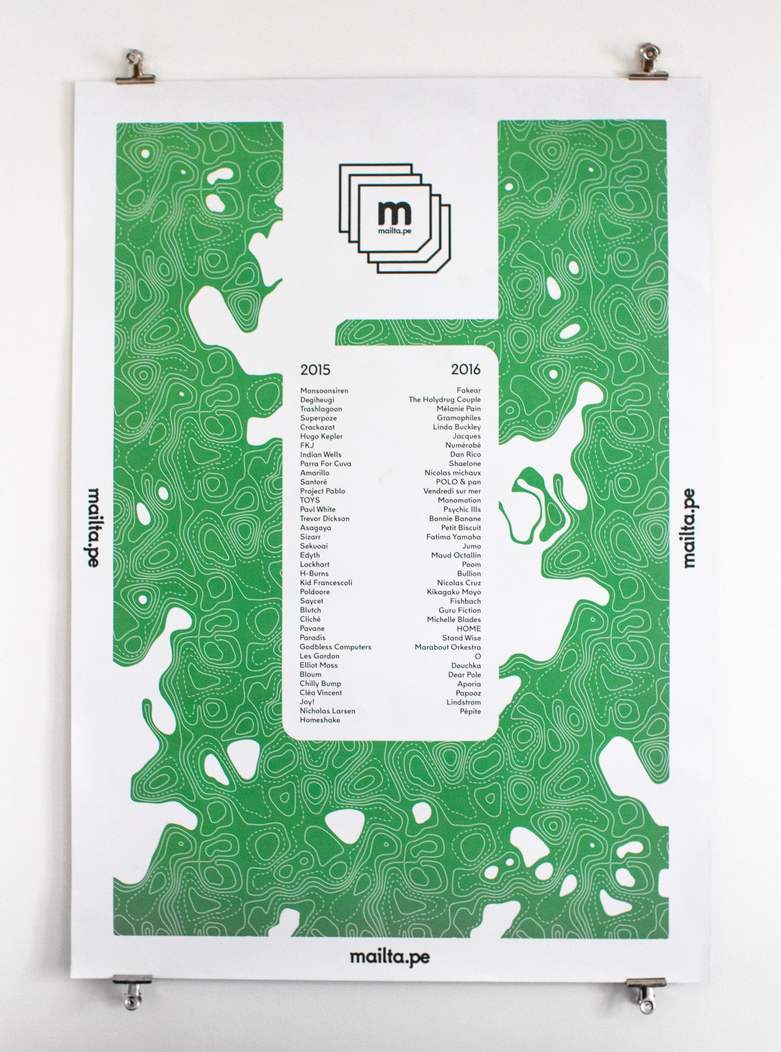 Liste de certains artistes ou groupes musicaux pour les années 2015 et 2016 affichée sur un poster, entourée d'une carte stylisée en vert, avec l'adresse mailta.pe.