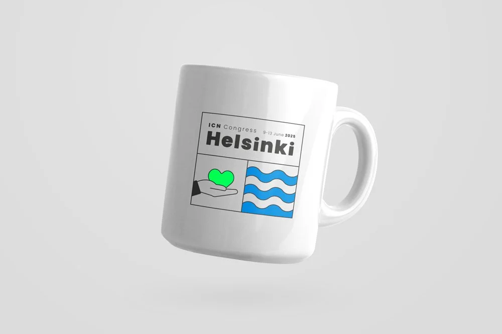 Une tasse blanche avec un logo promotionnel pour Helsinki, affichant un cœur vert dans une main et des vagues bleues. Le texte mentionne le congrès ICN à Helsinki du 9 au 13 juin 2025.