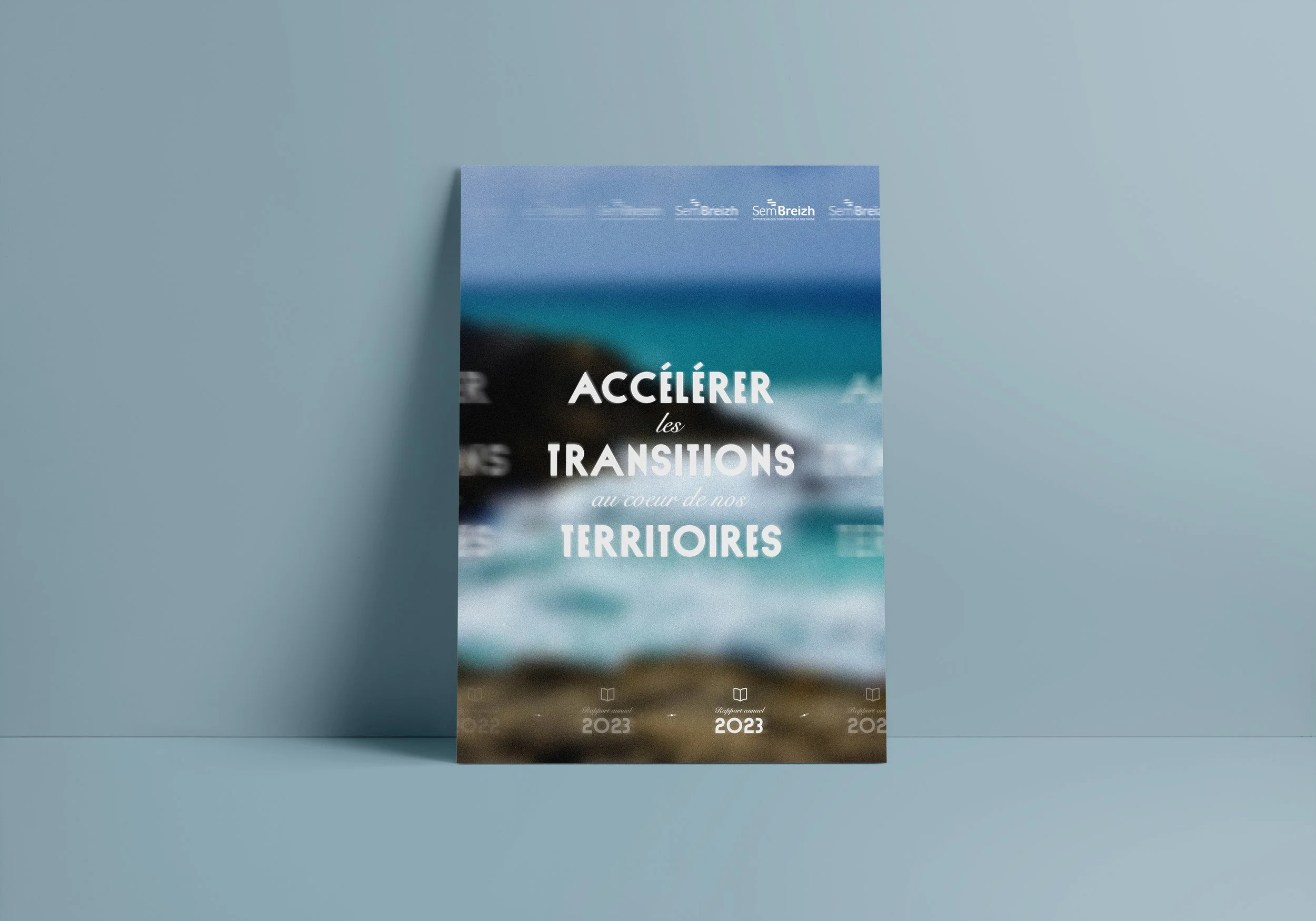 Affiche avec un fond flou de plages et de mer, titre en blanc 'Accélérer les transitions au cœur de nos territoires' et mentions 'Rapport annuel 2023' en bas.