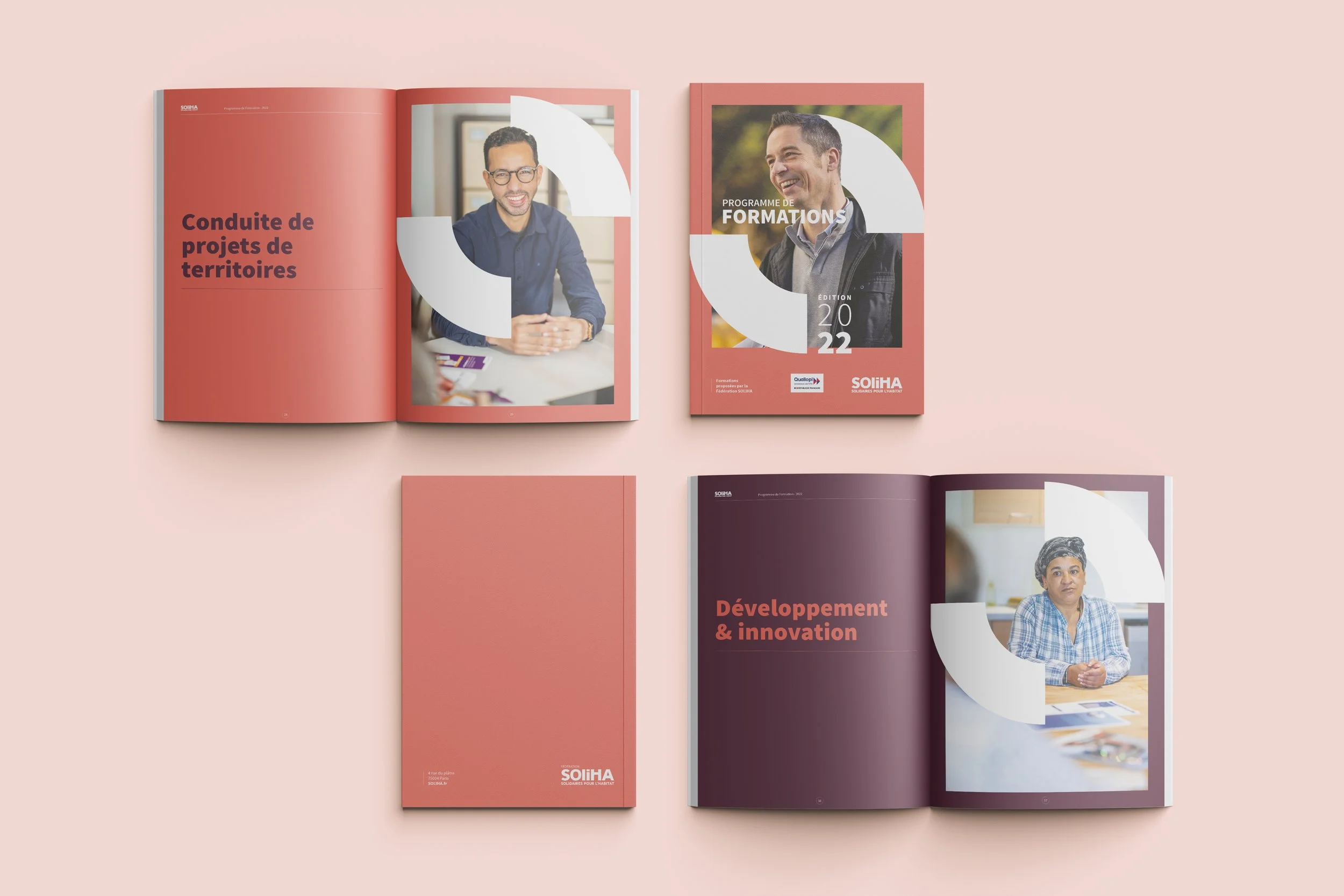 Deux livres ouverts, un livre fermé et un troisième livre légèrement fermé, tous avec des couvertures en tons de rouge et violet, sur fond rose clair. Les livres montrent des portraits de personnes avec des textes en français, liés à la formation et 