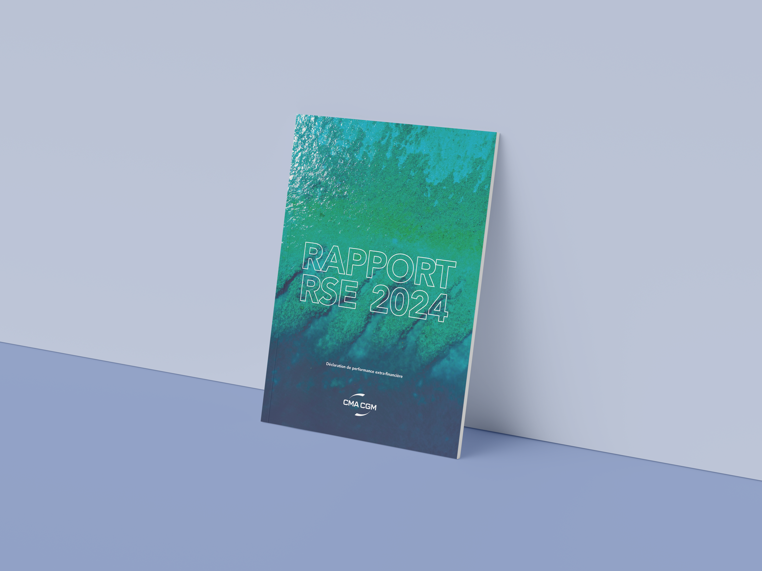 Couverture d'un rapport intitulé "RAPPORT RSE 2024" avec un fond d'image représentant une vue aérienne d'une forêt dense et d'une rivière, en tons verts et bleus.