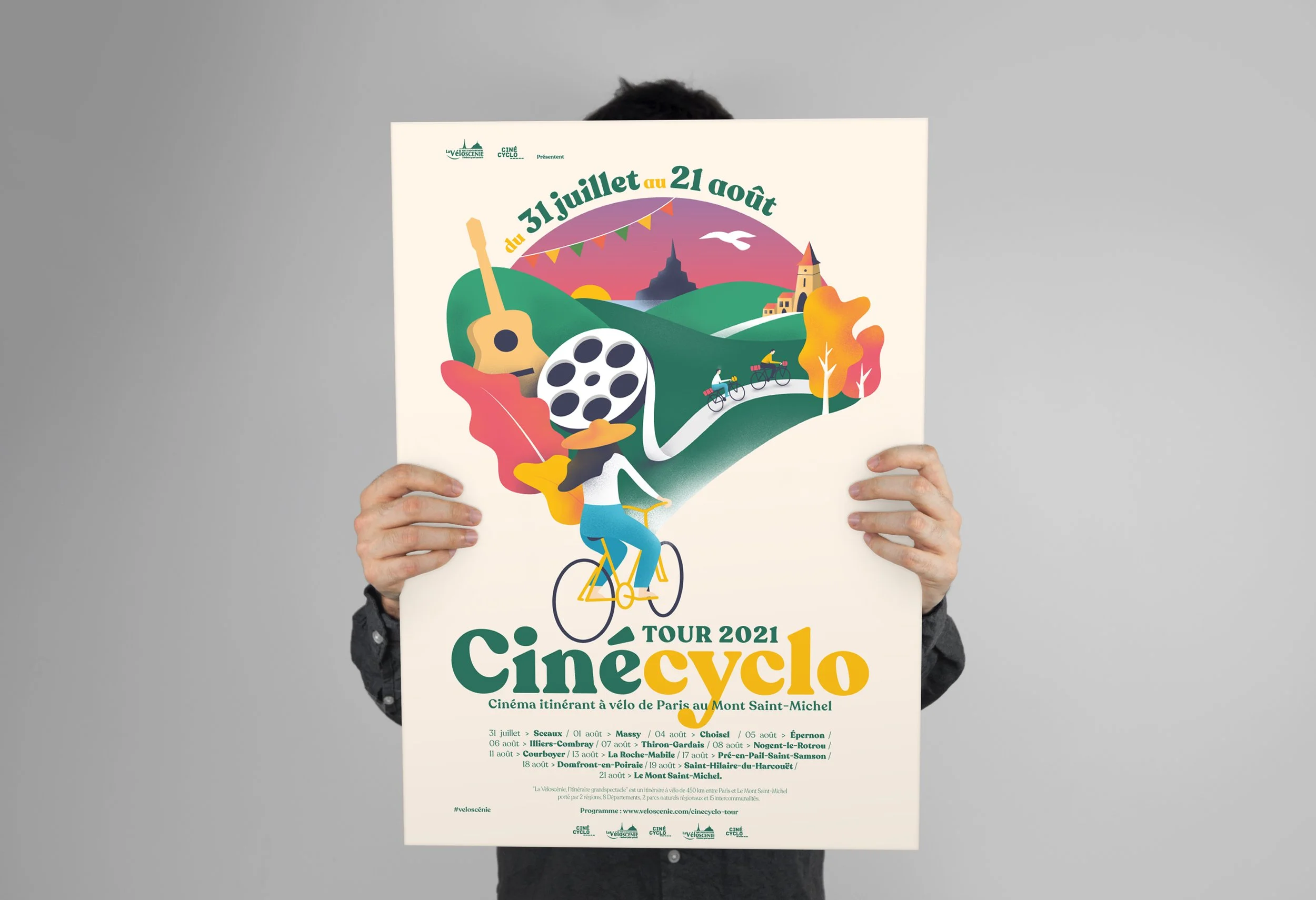 Une affiche promotionnelle pour la tournée 2021 du Cinécyclo, un événement de cinéma itinérant à vélo, illustrée avec un paysage de collines, un château, un arbre coloré, un guitariste, deux cyclistes, et un dégradé de couleurs vivantes.