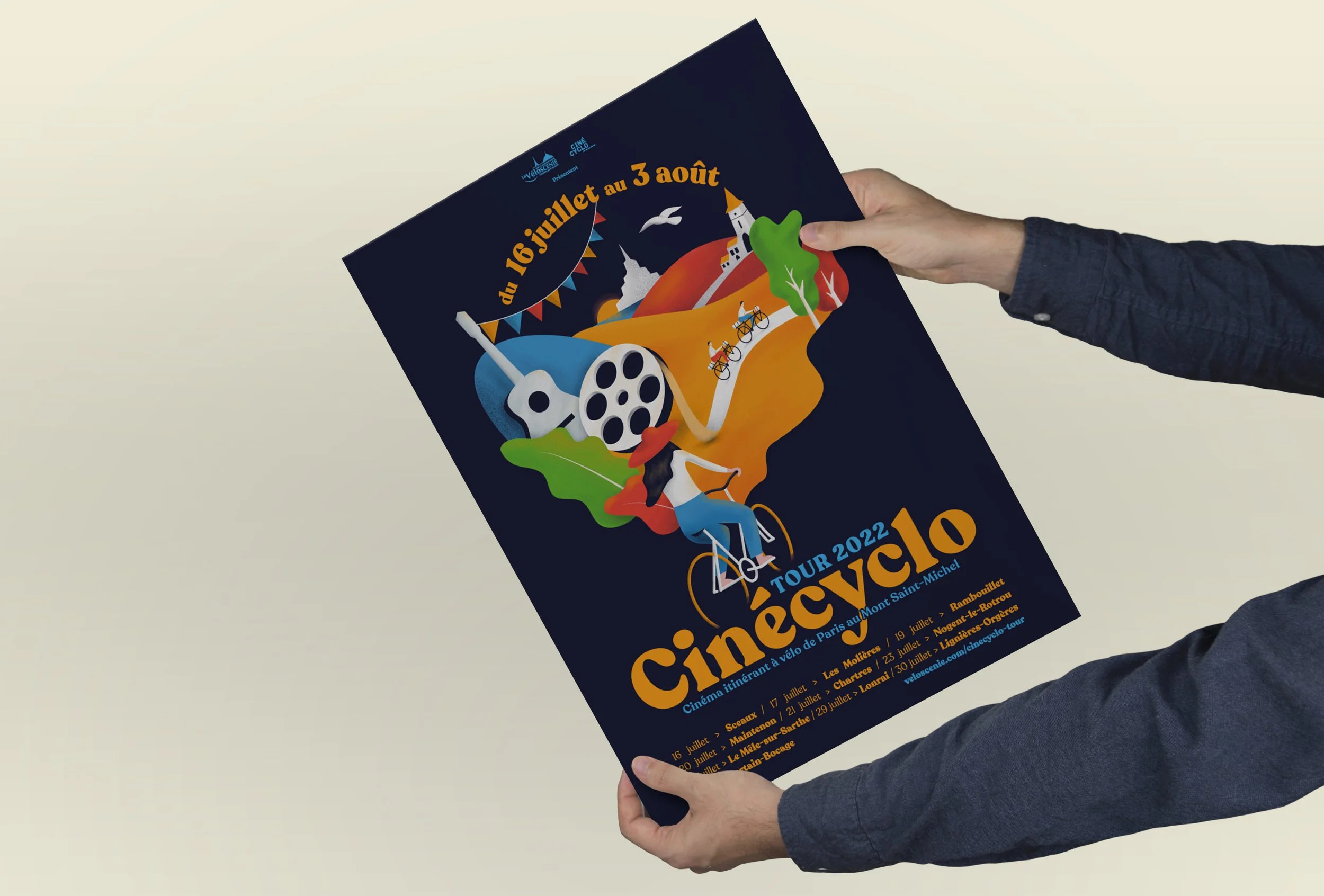 Affiche promotionnelle pour un festival de cinéma et de vélo nommé Cinécleo, se tenant du 16 juillet au 3 août 2022, avec une illustration de plusieurs éléments comme un vélo, une guitare, un film, une silhouette humaine, un château, une montagne, et